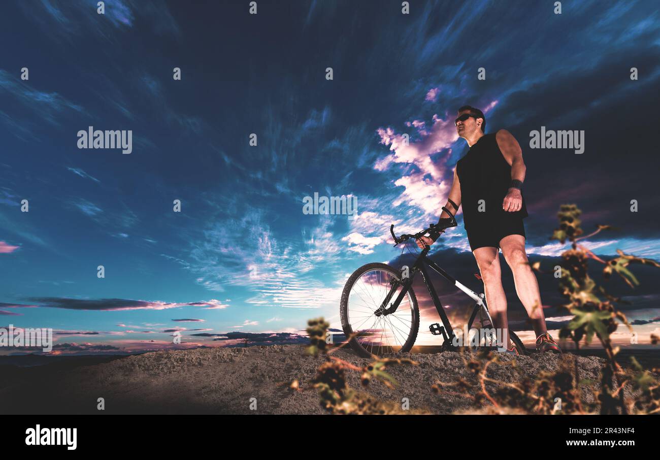 Sports extrêmes. Vélo de montagne et homme. Vie style aventur, loisirs et loisirs sports extrêmes en plein air. Vélo de montagne. Sport et vie saine. Banque D'Images