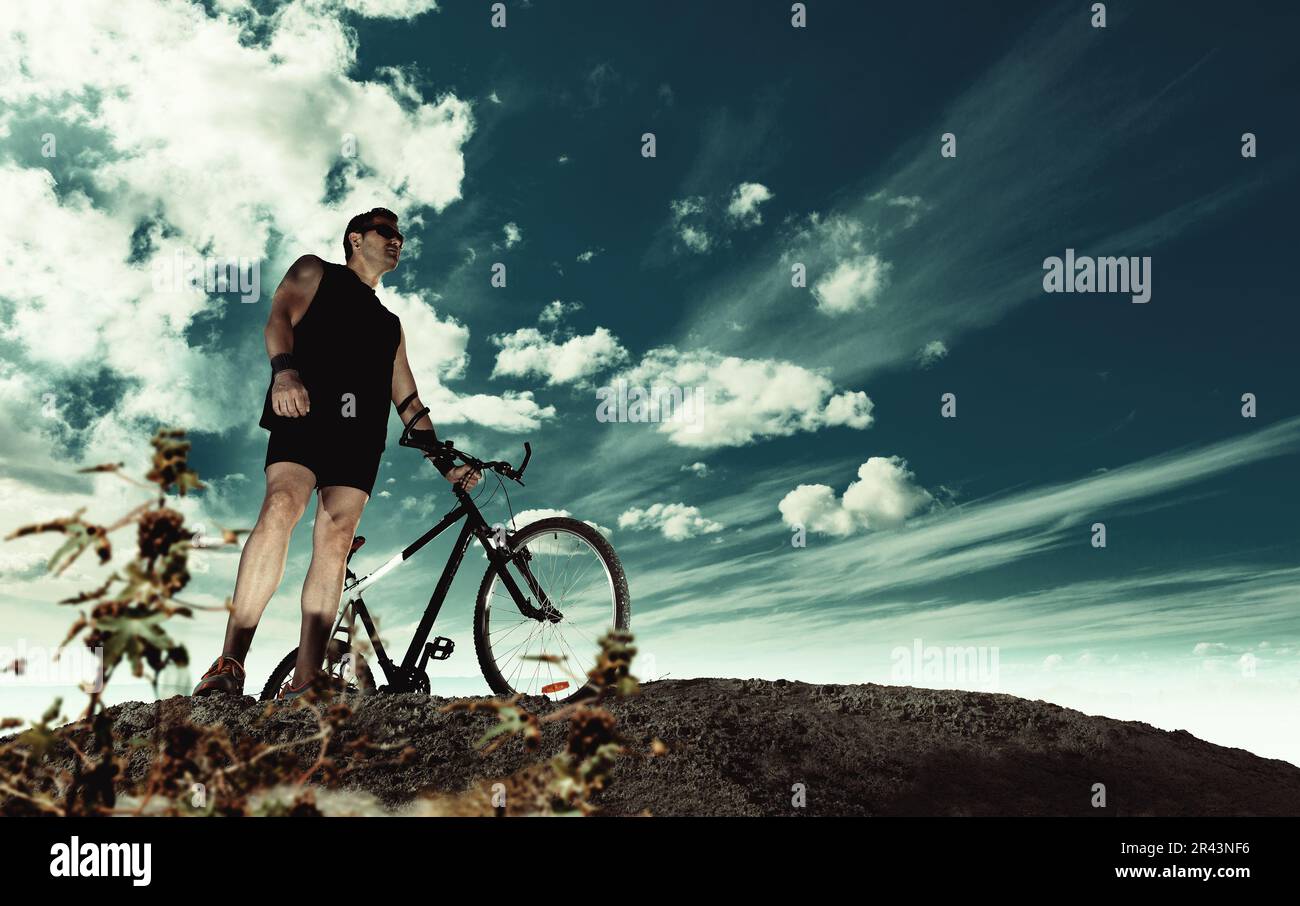 Sports extrêmes. Vélo de montagne et homme. Vie style aventur, loisirs et loisirs sports extrêmes en plein air. Vélo de montagne. Sport et vie saine. Banque D'Images