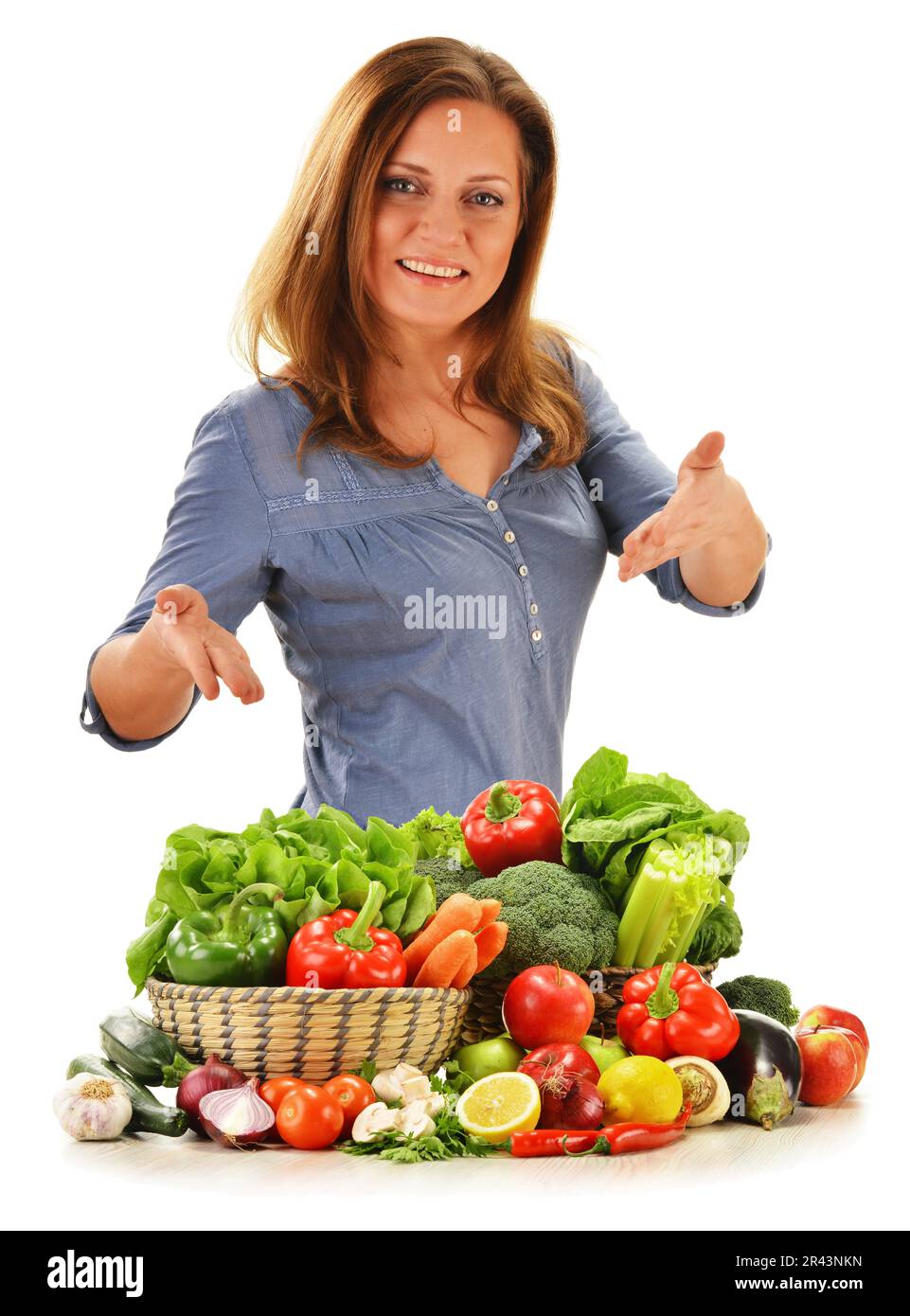 Jeune femme avec variété de légumes isolé sur fond blanc Banque D'Images