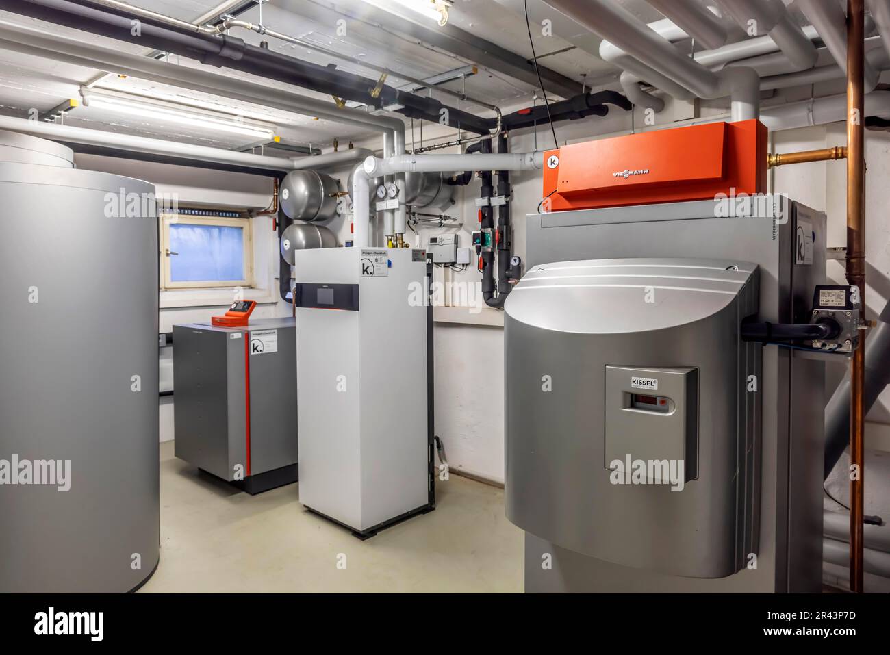 Système de chauffage dans un bâtiment d'entreprise, système de chauffage du  fabricant Vissmann, Stuttgart, Bade-Wurtemberg, Allemagne Photo Stock -  Alamy