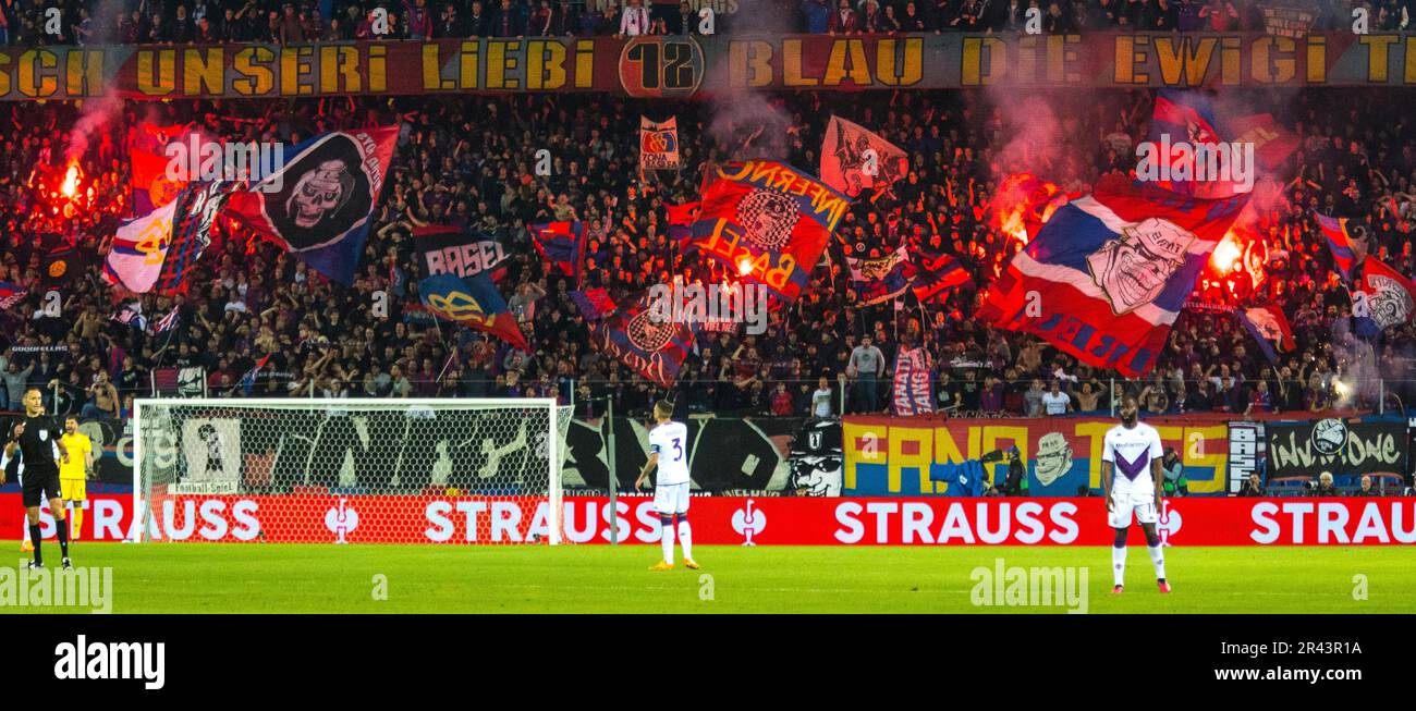 La courbe des fans du FC Bâle fête avec les pièces pyrotechniques Banque D'Images
