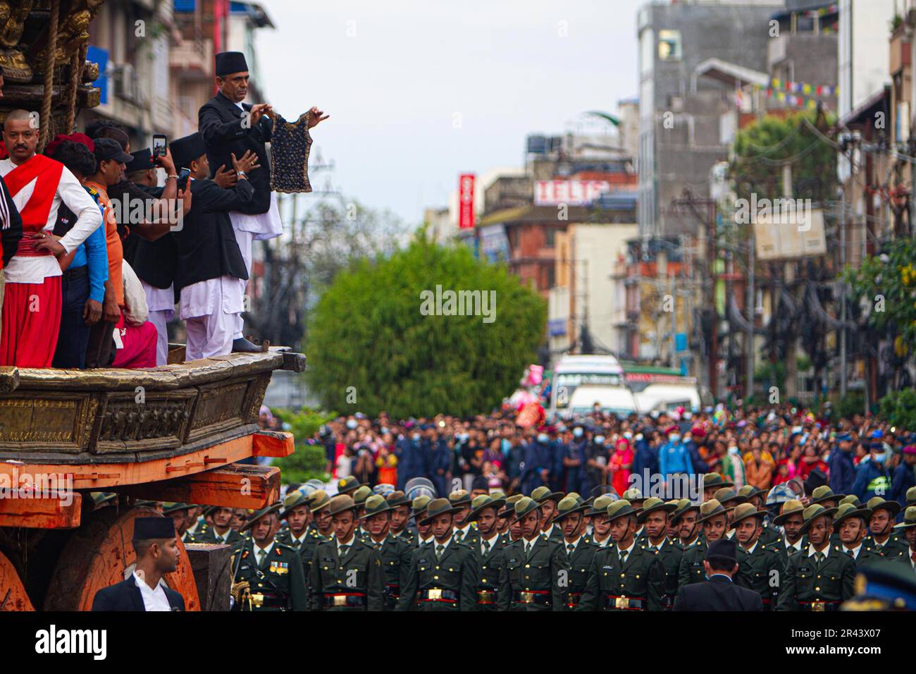 Un membre népalais du Guthi Sansthan présentant le Bhoto noir orné de pierres précieuses du « Dieu de la pluie » Rato Machhindanath au public depuis le char de t. Banque D'Images