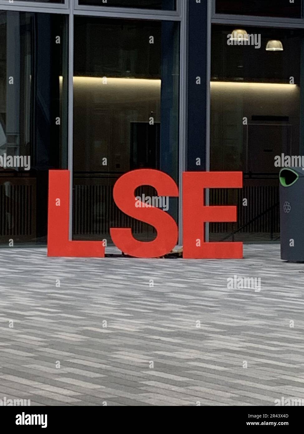 Panneau rouge LSE à la London School of Economics and Political Science à Londres, Royaume-Uni Banque D'Images