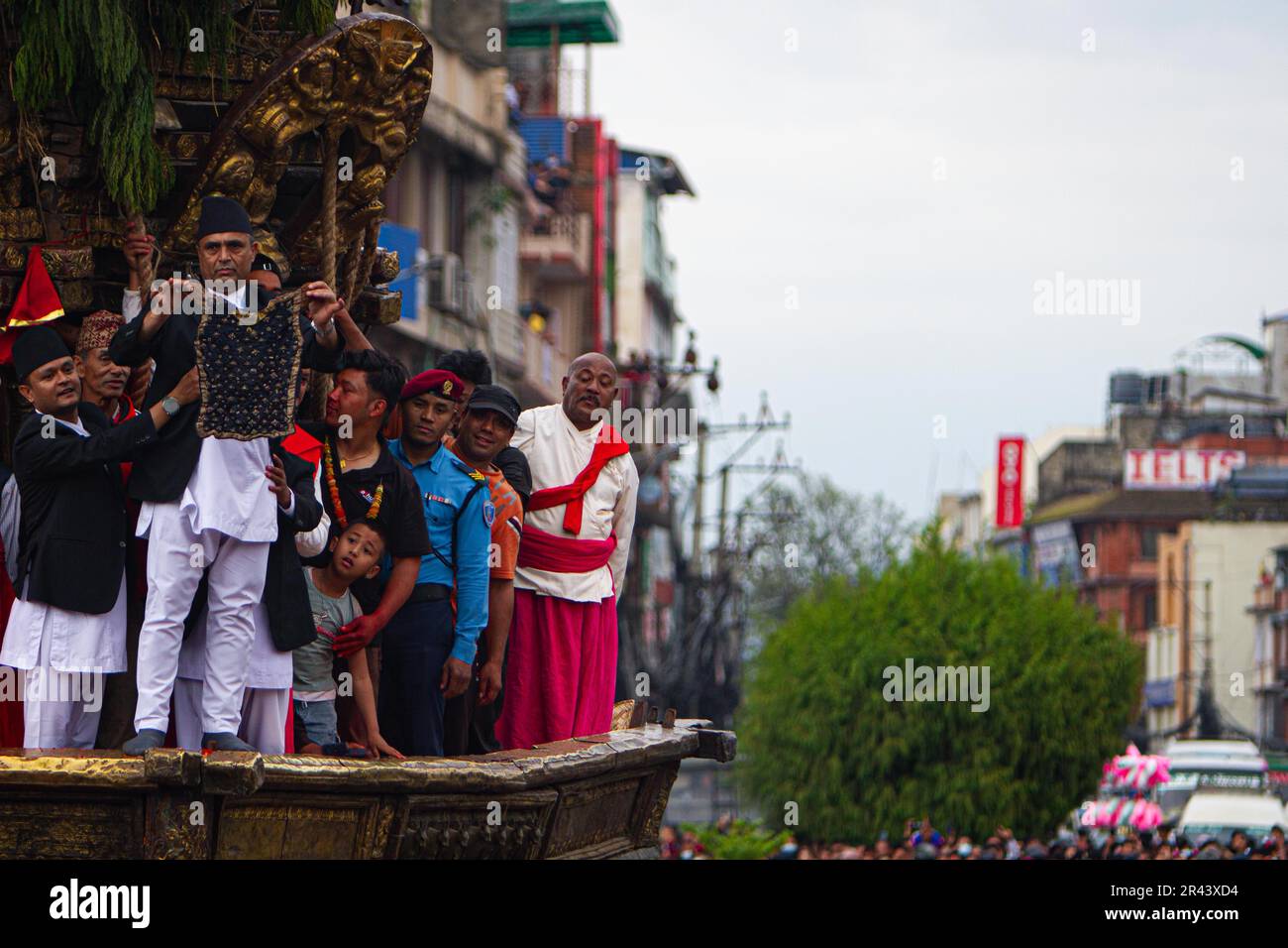 Un membre népalais du Guthi Sansthan présentant le Bhoto noir orné de pierres précieuses du « Dieu de la pluie » Rato Machhindanath au public depuis le char de t. Banque D'Images