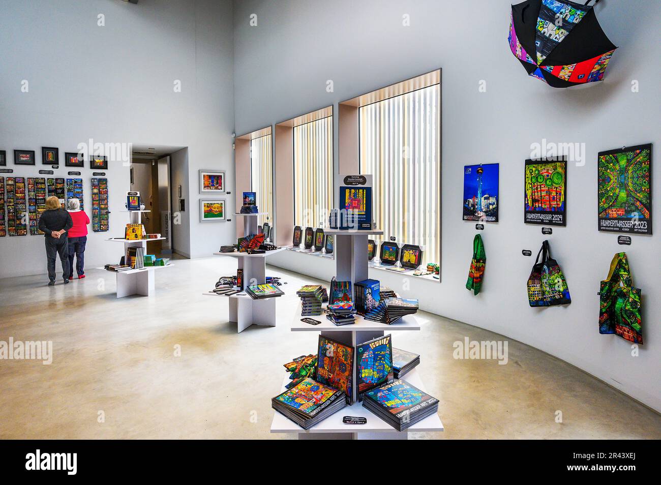 Boutique du Musée, exposition Friedensreich Hundertwasser au Musée d'Art contemporain de Diether Kunerth. Ottobeuren, Allgaeu, Bavière, Allemagne Banque D'Images