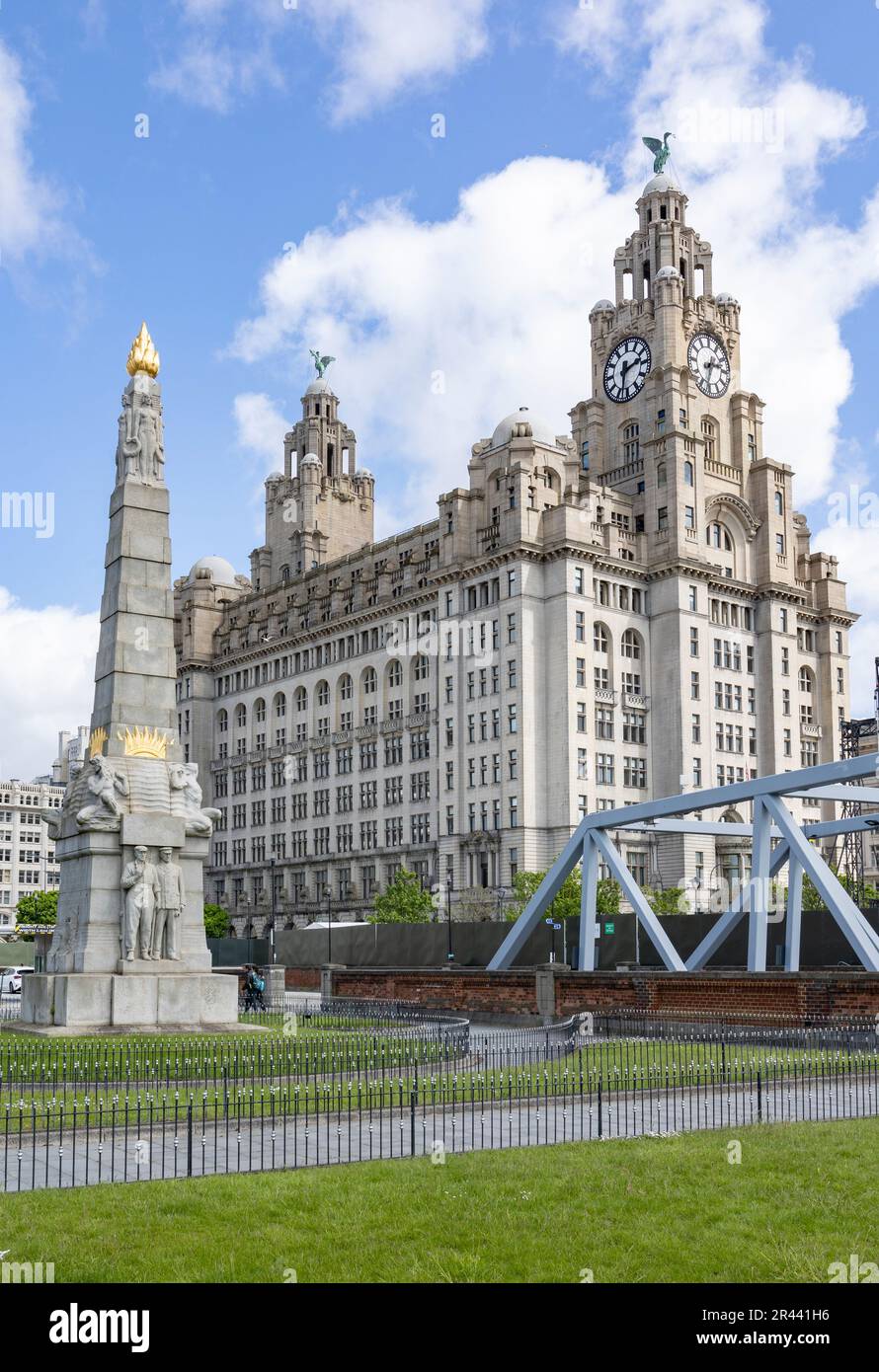 Liverpool, royaume-uni 16 mai 2023 tous les héros du mémorial de la salle des moteurs marins devant le Royal Liver Building Liverpool, Angleterre Banque D'Images