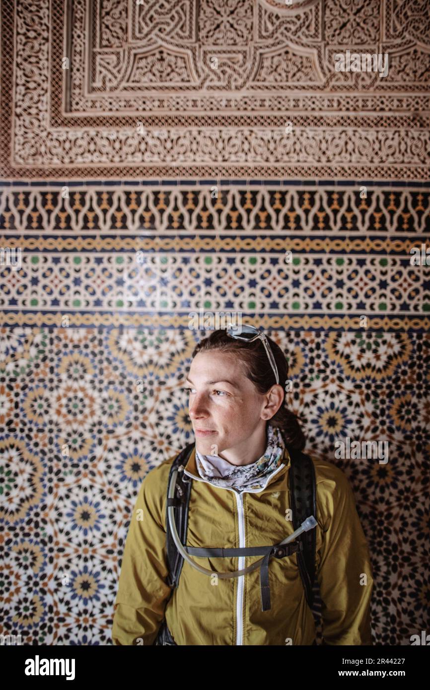 Une femme caucasienne se tient devant une mosaïque dans une casbah, au Maroc Banque D'Images