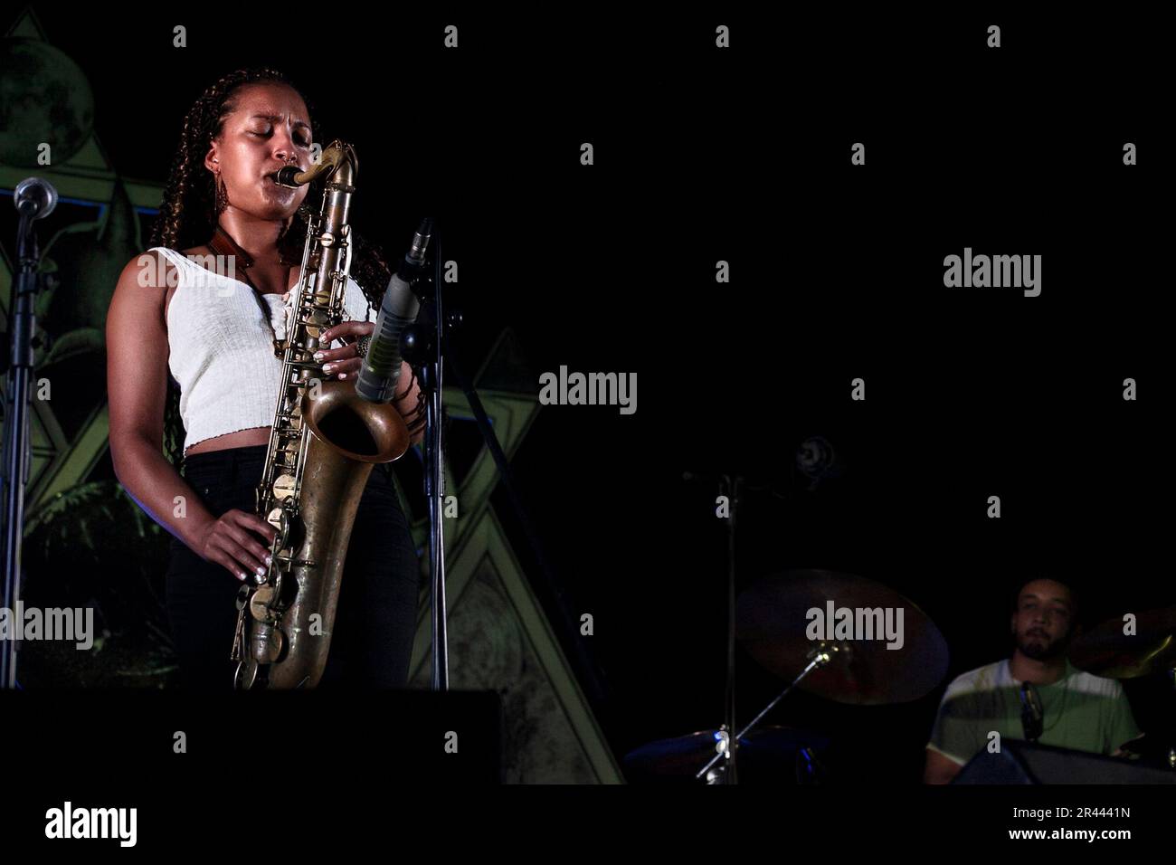 Nubya Garcia joue en direct avec son groupe. Été 2019, Sardaigne, Italie. Banque D'Images