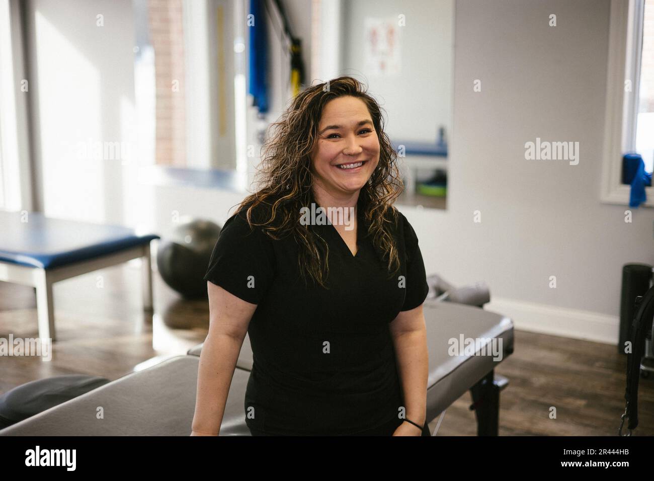 Thérapeute physique dans des gommages et salle de remise en forme Banque D'Images