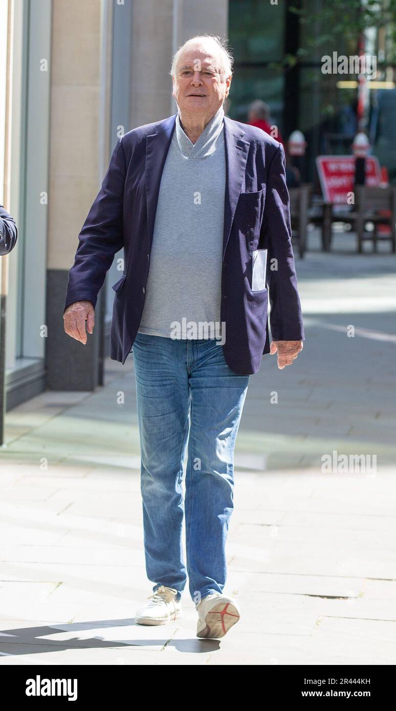 Londres, Angleterre, Royaume-Uni. 26th mai 2023. JOHN CLEESE est vu arriver à High court pour le procès de piratage téléphonique contre Mirror Group Newspapers (MGN). Un certain nombre de chiffres de grande envergure ont porté plainte contre MGN au sujet de la collecte présumée d'informations illégales dans ses titres. (Credit image: © Tayfun Salci/ZUMA Press Wire/Alay Live News) USAGE ÉDITORIAL SEULEMENT! Non destiné À un usage commercial ! Banque D'Images