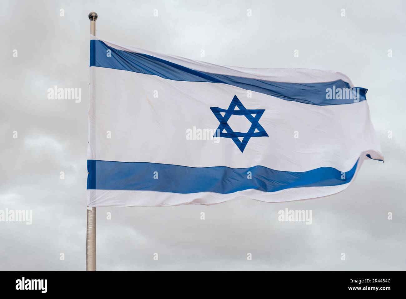 Drapeau israélien en un jour nuageux Banque D'Images
