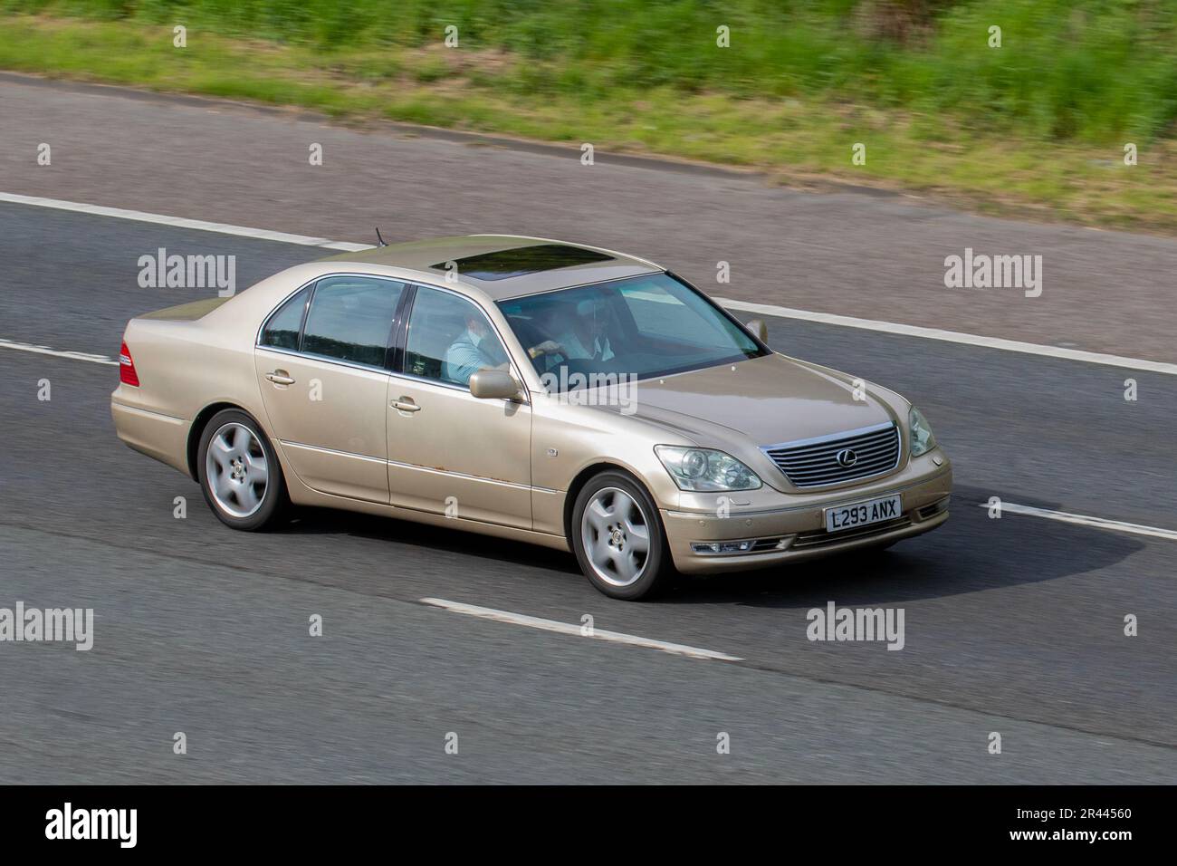 Berline Lexus LS430 Auto 430 V8 Auto Bronze essence 2004 4293 cc sur l'autoroute M61, Royaume-Uni Banque D'Images