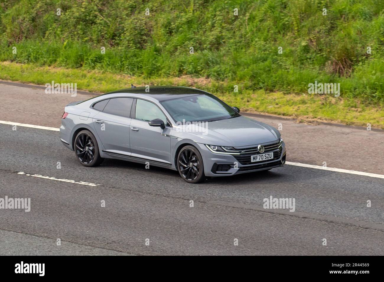 2020 VW Volkswagen Arteon R-Line Edition TSI S-A TSI 190 DSG Auto Start/Stop Gray car Hatchback Pétrol 1984 cc ; sur l'autoroute M61, Royaume-Uni Banque D'Images