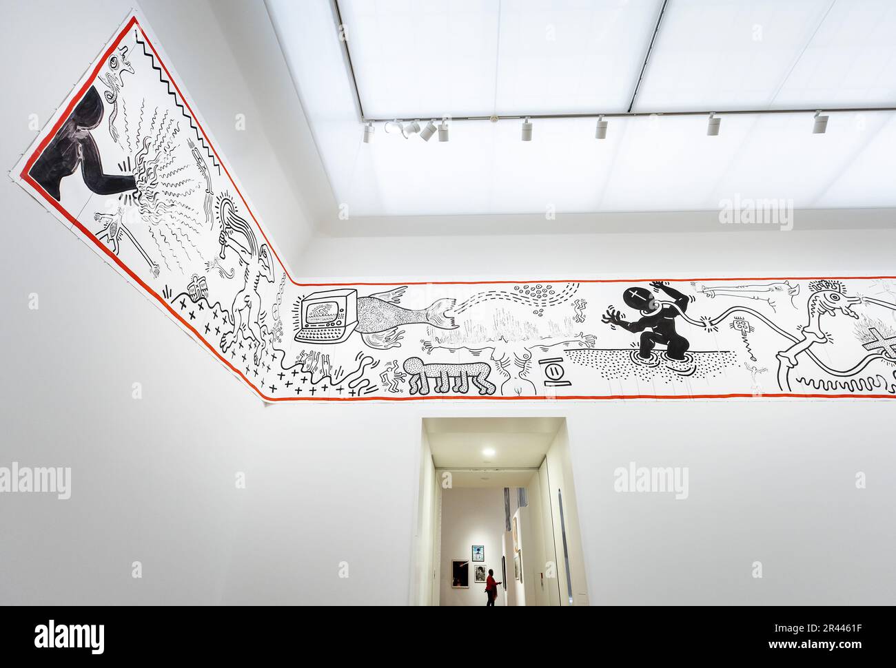 Amsterdam, pays-Bas. 26 mai 2023. Une œuvre d'art de 38 mètres de long réalisée par l'artiste et activiste Keith Haring dans la salle d'honneur du Musée Stedelijk. Avec plus de deux camions, Amsterdam Notes est l'un des plus grands musées de Haring. Après plus de trente ans, le dessin peut être vu de nouveau. ANP KOEN VAN WEEL pays-bas hors - belgique hors/Alay Live News Banque D'Images