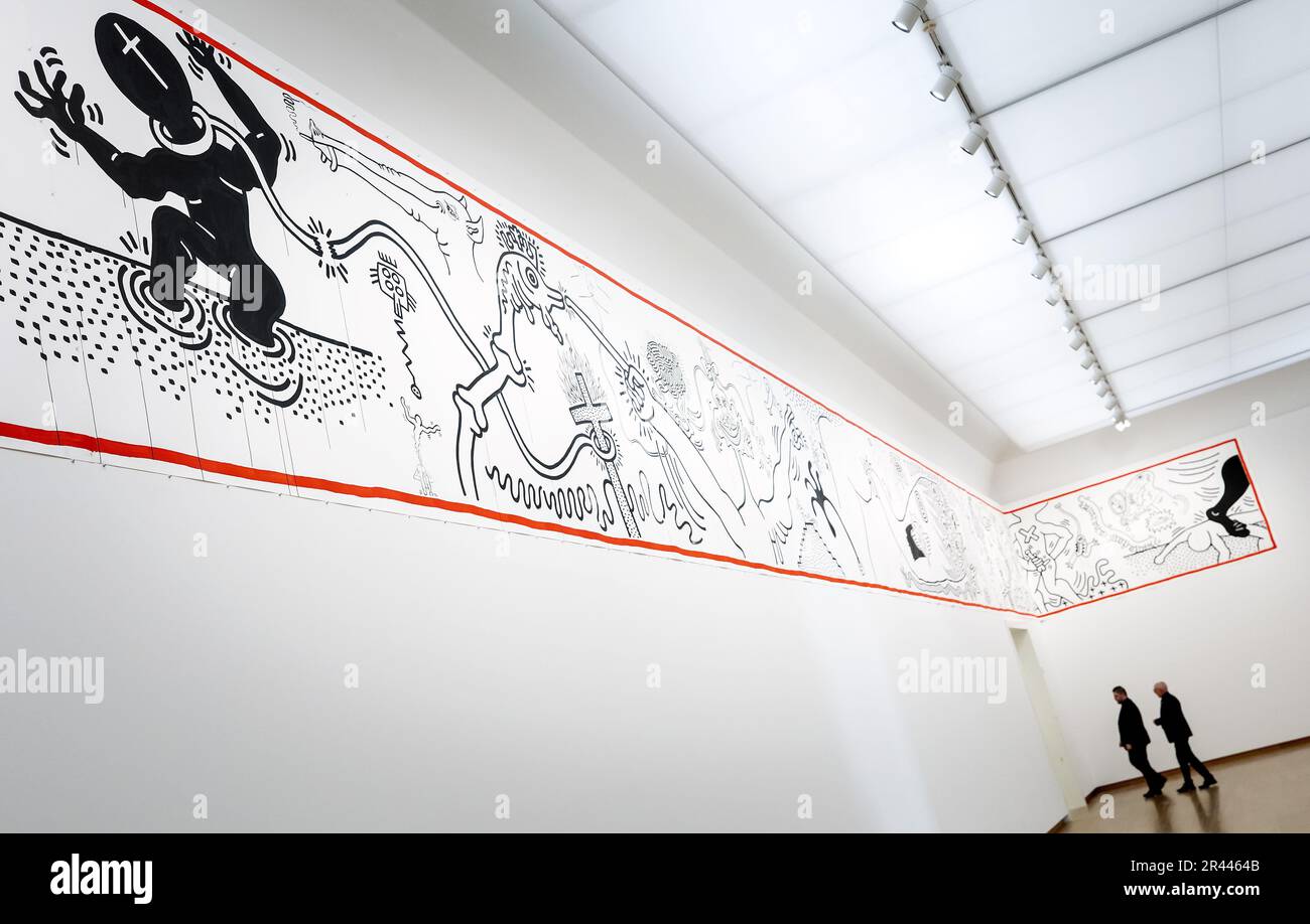 Amsterdam, pays-Bas. 26 mai 2023. Une œuvre d'art de 38 mètres de long réalisée par l'artiste et activiste Keith Haring dans la salle d'honneur du Musée Stedelijk. Avec plus de deux camions, Amsterdam Notes est l'un des plus grands musées de Haring. Le dessin peut être vu de nouveau après plus de trente ans. ANP KOEN VAN WEEL pays-bas hors - belgique hors/Alay Live News Banque D'Images