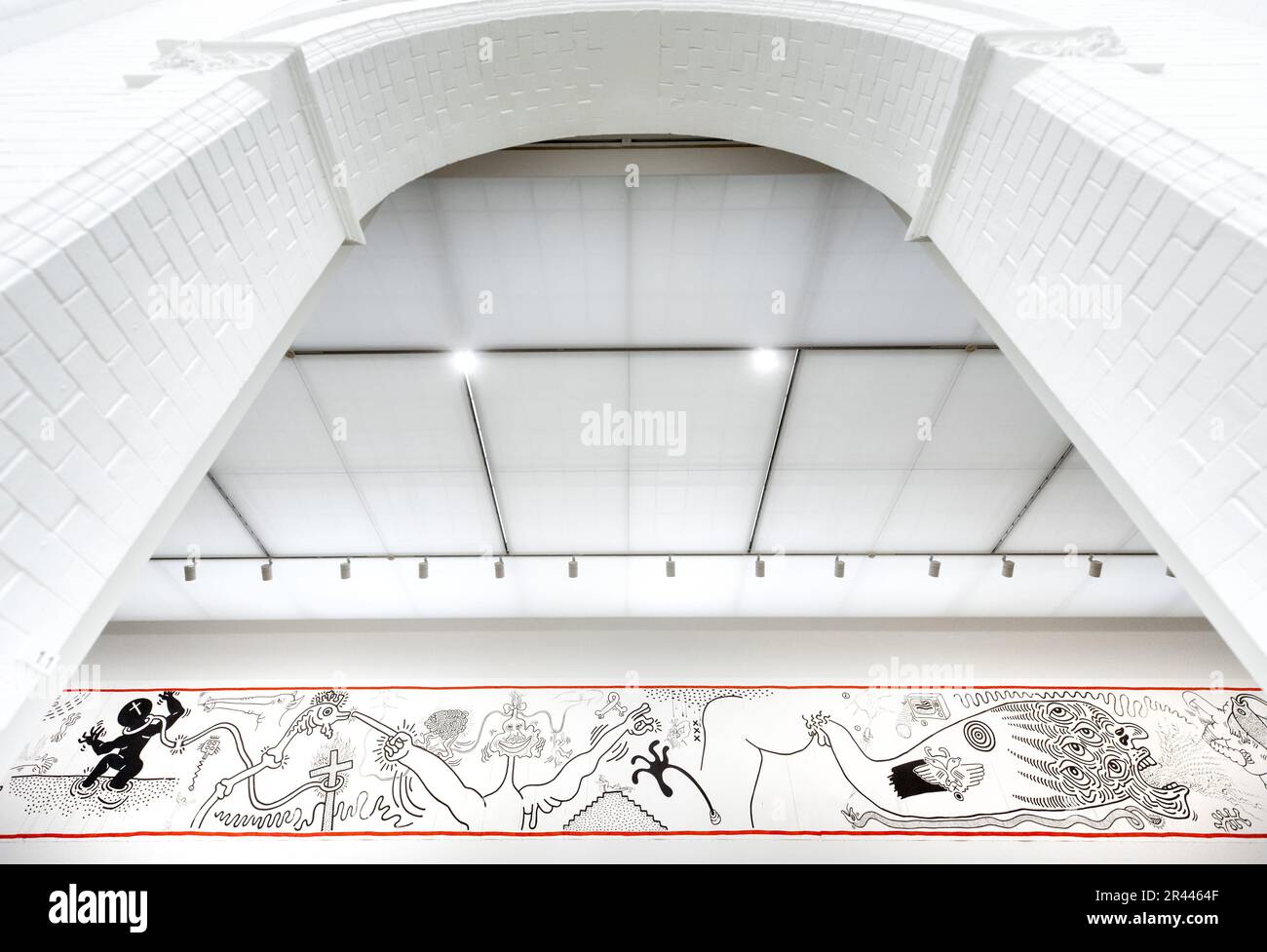 Amsterdam, pays-Bas. 26 mai 2023. Une œuvre d'art de 38 mètres de long réalisée par l'artiste et activiste Keith Haring dans la salle d'honneur du Musée Stedelijk. Avec plus de deux camions, Amsterdam Notes est l'un des plus grands musées de Haring. Après plus de trente ans, le dessin peut être vu de nouveau. ANP KOEN VAN WEEL pays-bas hors - belgique hors/Alay Live News Banque D'Images