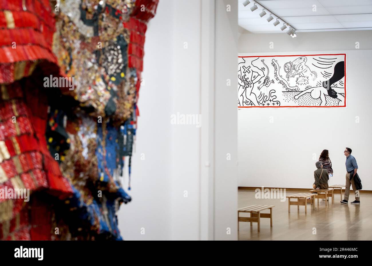 Amsterdam, pays-Bas. 26 mai 2023. Une œuvre d'art de 38 mètres de long réalisée par l'artiste et activiste Keith Haring dans la salle d'honneur du Musée Stedelijk. Avec plus de deux camions, Amsterdam Notes est l'un des plus grands musées de Haring. Le dessin peut être vu de nouveau après plus de trente ans. ANP KOEN VAN WEEL pays-bas hors - belgique hors/Alay Live News Banque D'Images