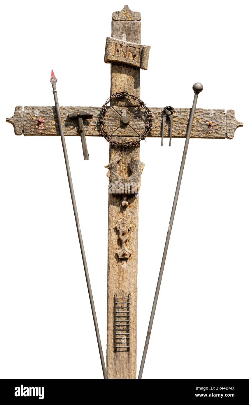 Ancienne croix en bois avec les symboles de la passion de Jésus-Christ, pince, échelle, marteau, calice, Lance, couronne d'épines, coq, clous et texte INR Banque D'Images