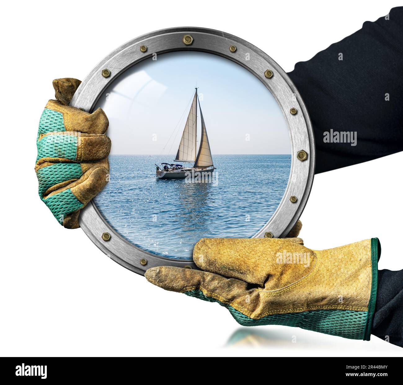 Deux mains avec des gants de travail de protection tiennent un hublot en métal avec un voilier blanc en mouvement dans la mer Méditerranée bleue, Ligurie, Italie, Europe. Banque D'Images
