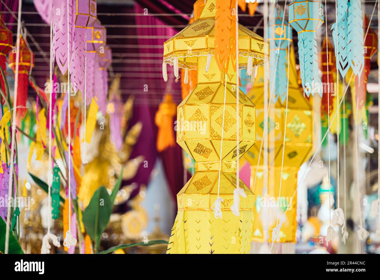 Yipeng culture thaïlandaise du Nord suspension lanterne lampe en papier belle couleur festival traditionnel Lanna dans le temple. Banque D'Images