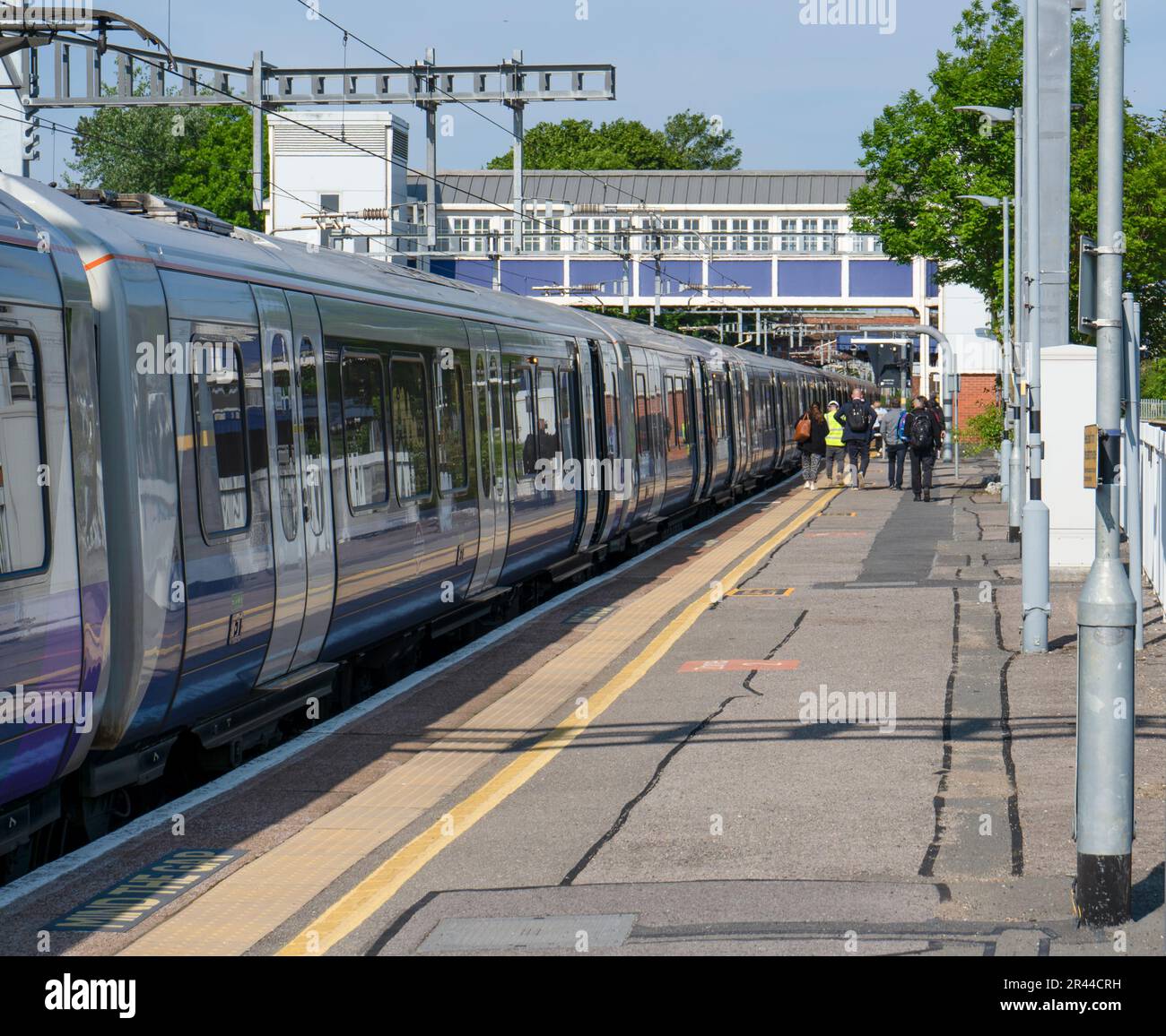 Un train Elizabeth Line (Crossrail) à la gare de Twyford sur la ligne principale Great Western entre Londres et Reading. Banque D'Images