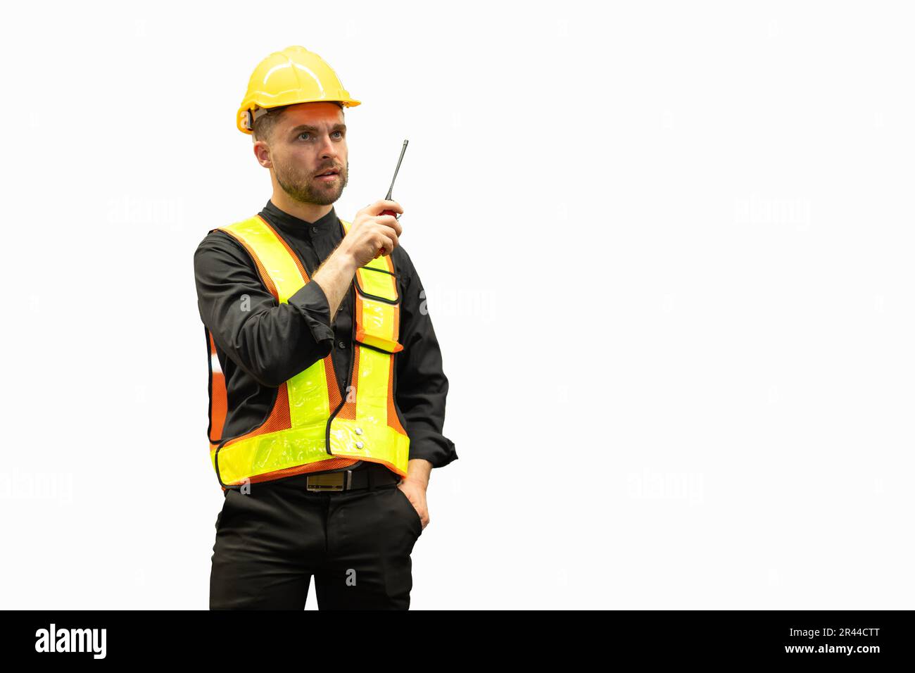 contremaître ouvrier de construction debout utilisant la commande radio isolée sur fond blanc Banque D'Images