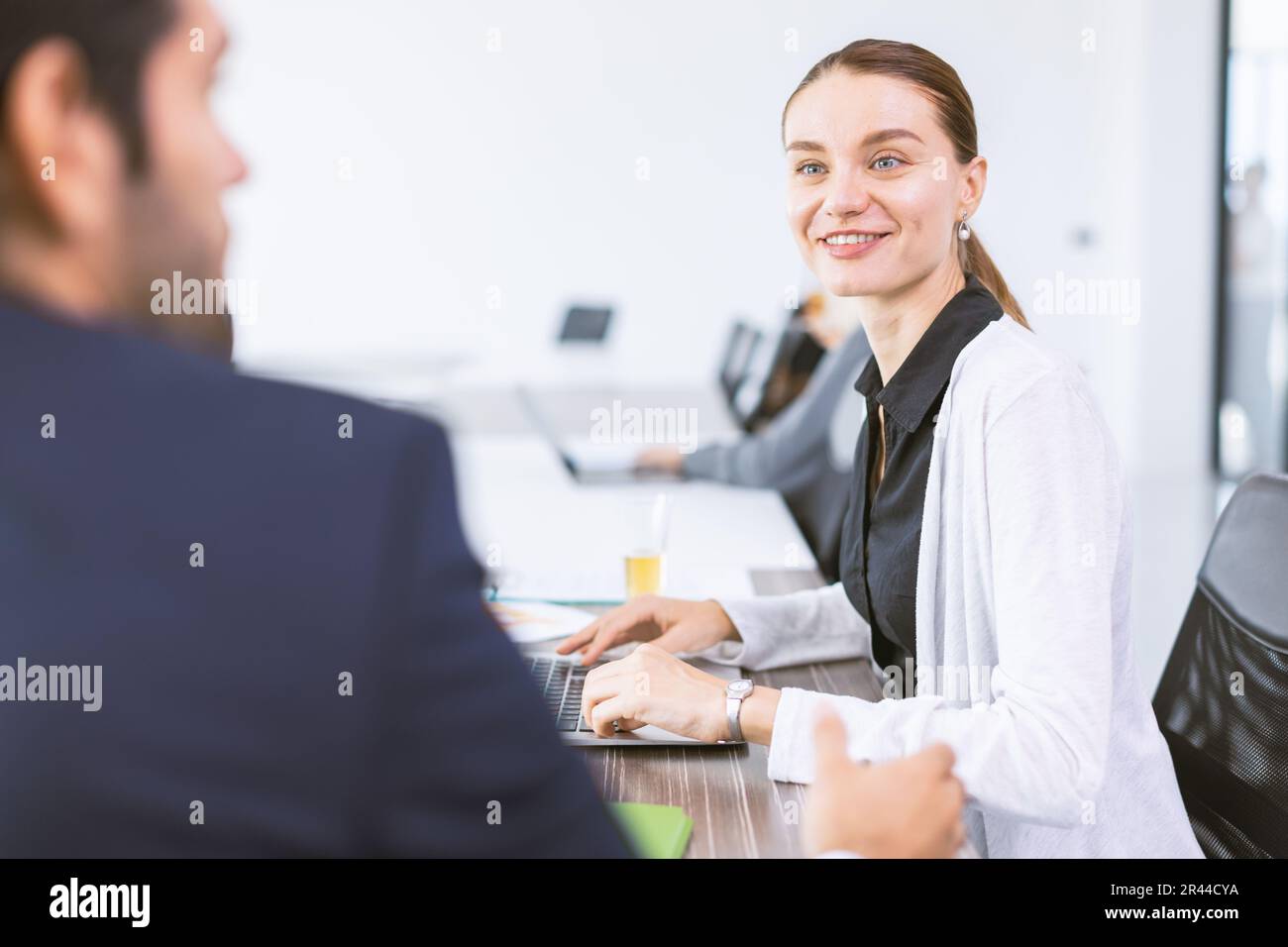 Femme d'affaires confiante parlant avec le responsable. Entrevue d'emploi pour femme adulte. Les ventes représentent les produits au client souriant heureux. Banque D'Images