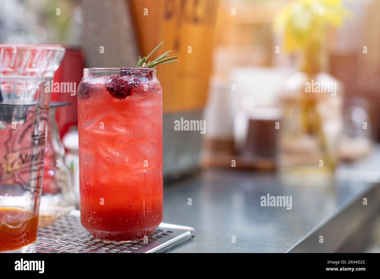 Recette de punch de fruits, jus frais couleur rouge mélanger le cocktail de baies et le service de glace dans un restaurant de luxe Banque D'Images