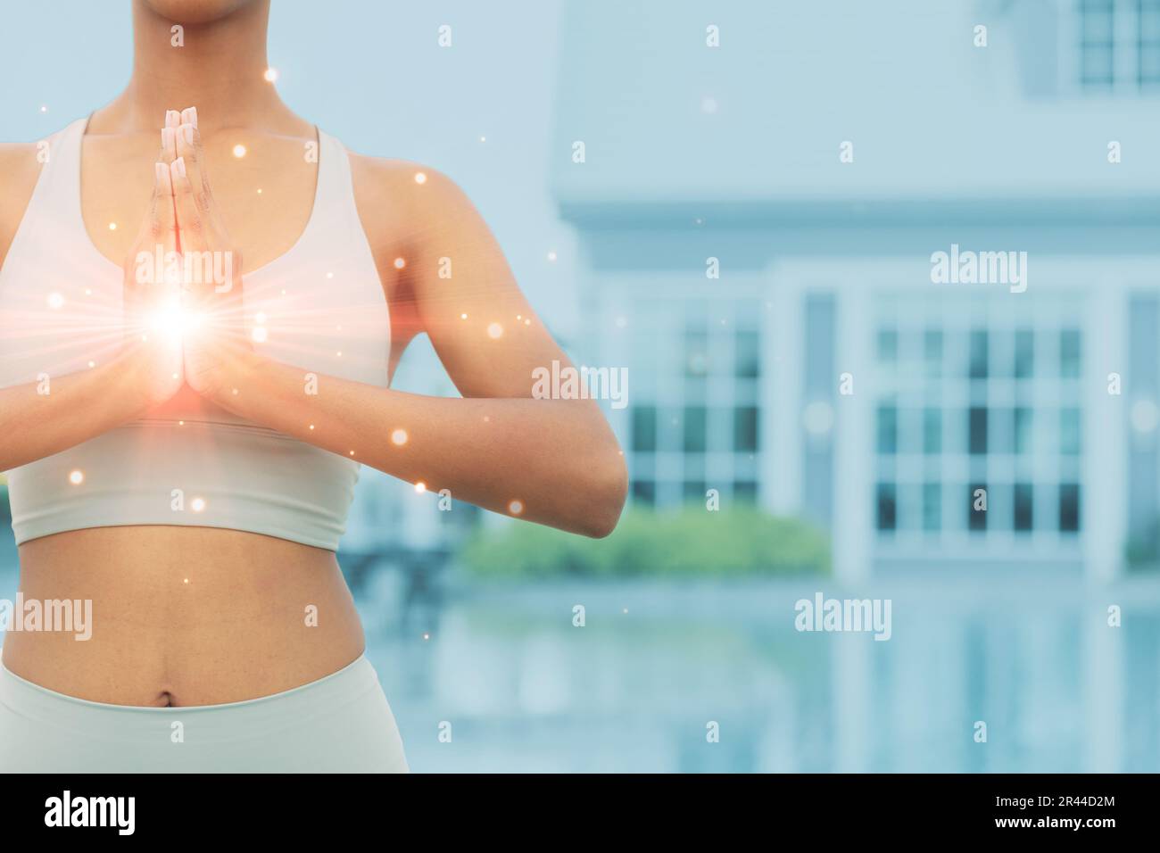 gros plan main de la femme en bonne santé faire du yoga pour la méditation spirituelle interne loisir bonne vie calme mode de vie concept. Banque D'Images