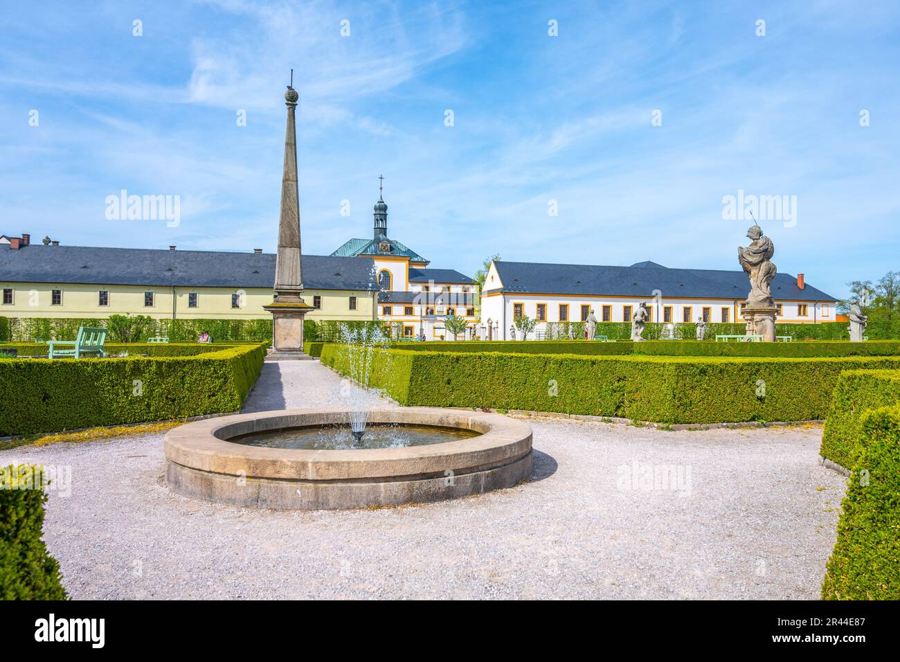 Jardins de plantes du complexe hospitalier baroque Kuks le jour d'été ensoleillé, République tchèque Banque D'Images