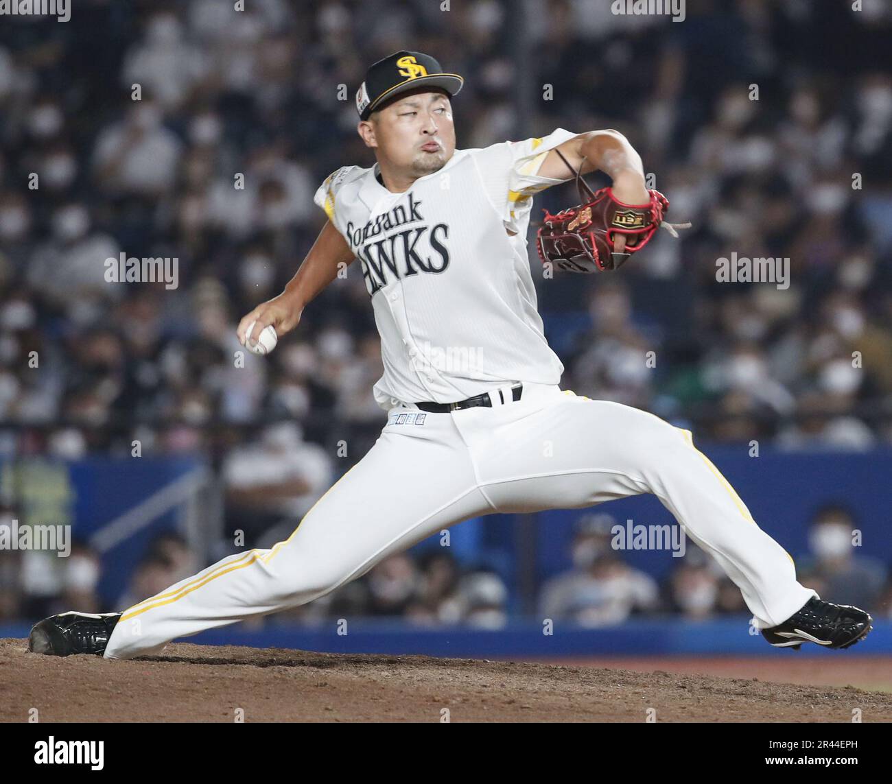 Softbank Hawks Right-hander Yuito Mori lance un match de baseball contre les Lotte Marines au stade marin Zozo à Chiba, dans l'est du Japon, sur 17 juillet 2022. Mori a remporté la première victoire de la saison, les Hawks ayant battu les Marines 5-3. (Kyodo)==Kyodo photo via crédit: Newscom/Alay Live News Banque D'Images