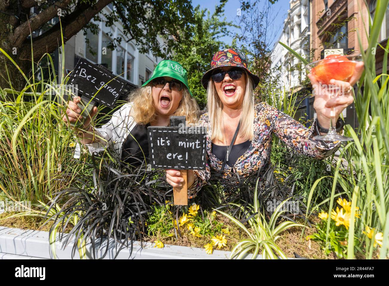 UTILISATION ÉDITORIALE SEULEMENT Kay Bamford (à gauche) et Jacqueline Naraynsingh dans leur installation de jardin appelé les Grassienda, nommé d'après la célèbre nuit de Manchester des années 90 l'Hacienda au Festival de fleurs de Manchester, un événement gratuit organisé par le quartier d'amélioration des affaires du centre de la ville de Manchester, qui se déroule d'aujourd'hui à lundi 29 mai. Date de la photo: Vendredi 26 mai 2023. Banque D'Images