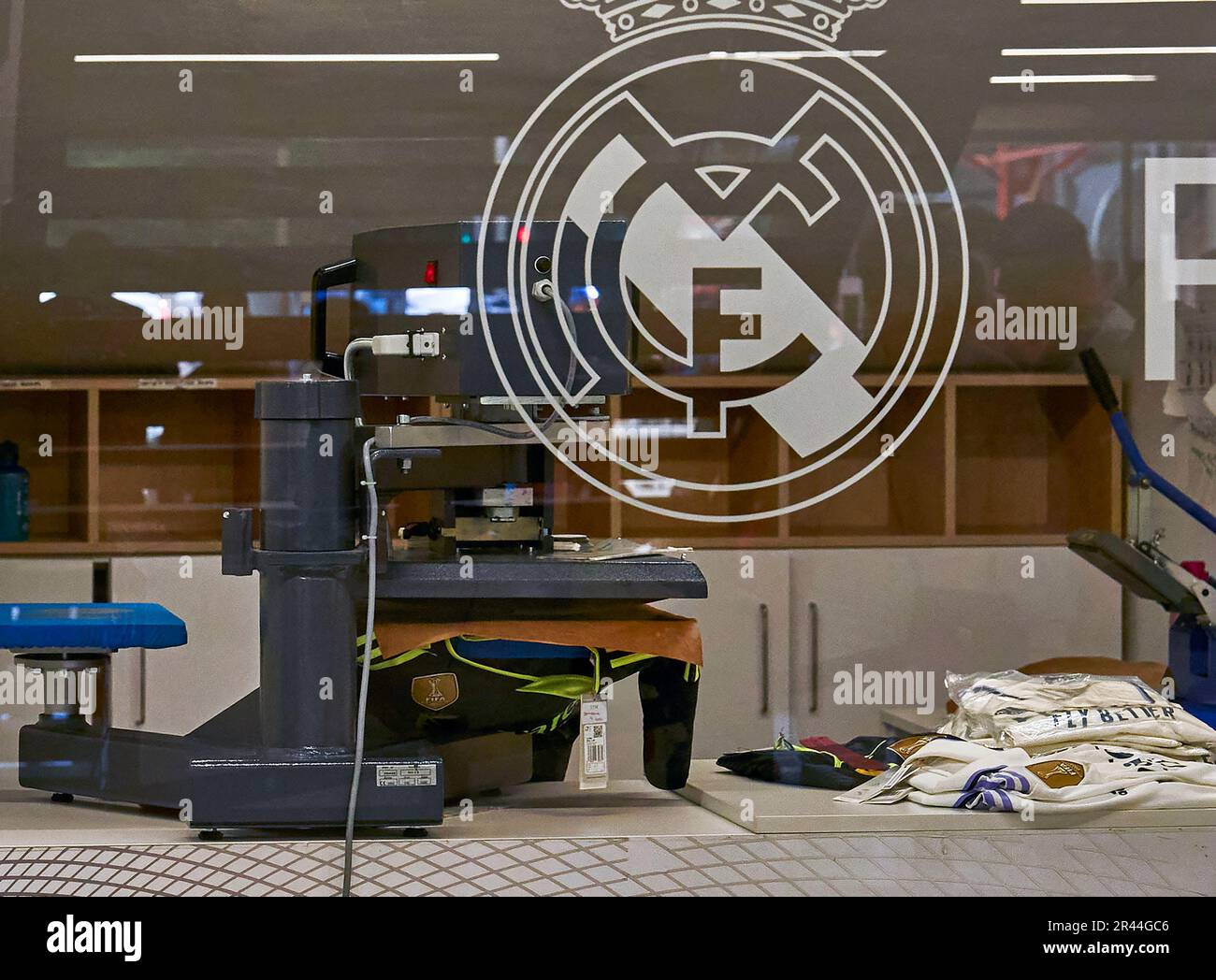 Service d'impression de chemises dans le magasin officiel de l'aréna Santiago Bernabeu. Madrid, Espagne Banque D'Images