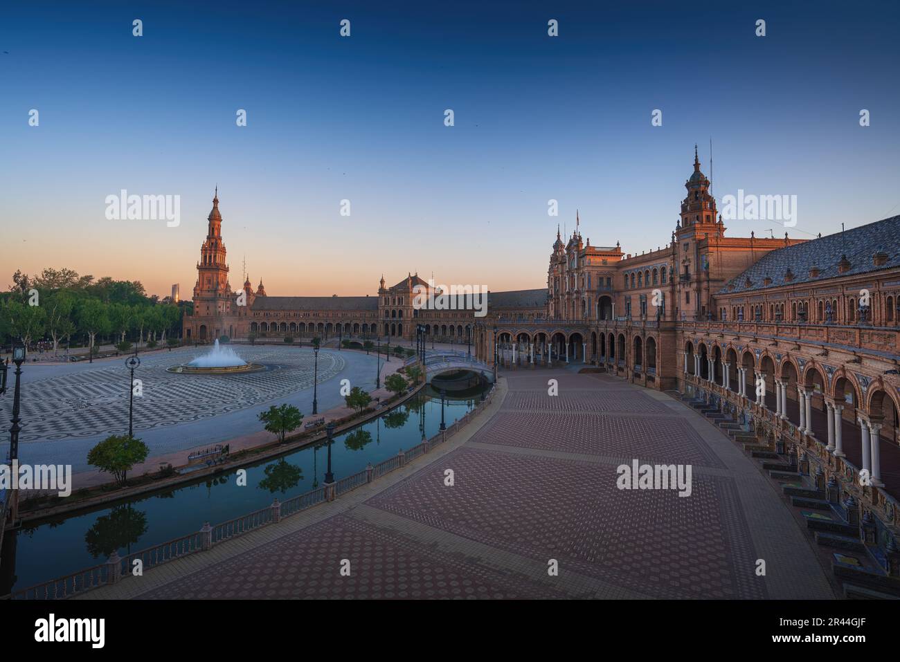 Plaza de Espana au lever du soleil - Séville, Andalousie, Espagne Banque D'Images