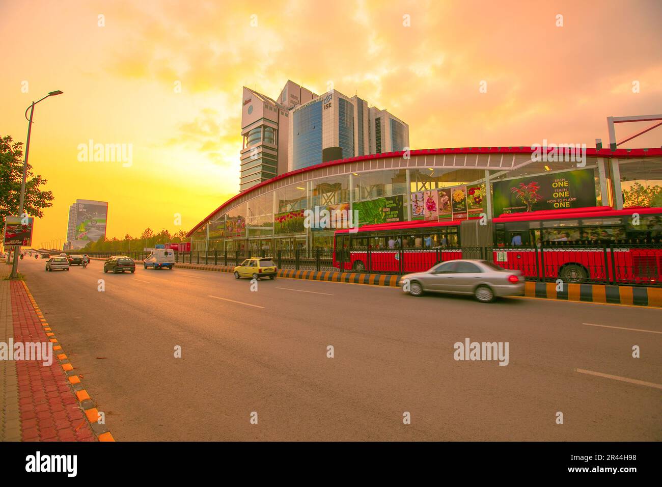 belle vue du soir des stations de bus de métro zone bleue islamabad. Banque D'Images