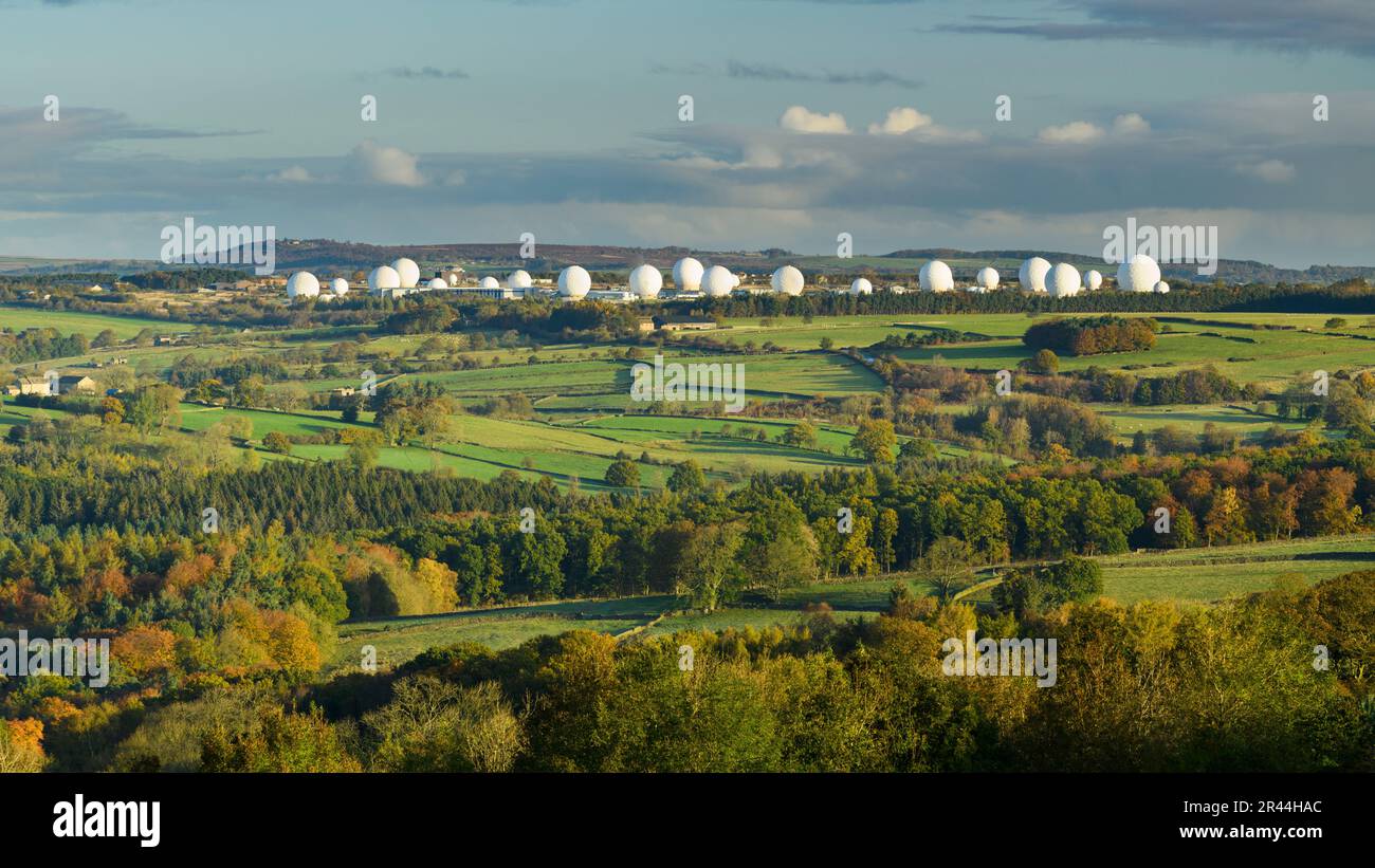 Campagne ensoleillée et champs de terres agricoles dans la pittoresque vallée de Washburn jusqu'à Menwith Hill & Niddover (couleurs d'automne sur les arbres) - North Yorkshire, Angleterre, Royaume-Uni. Banque D'Images