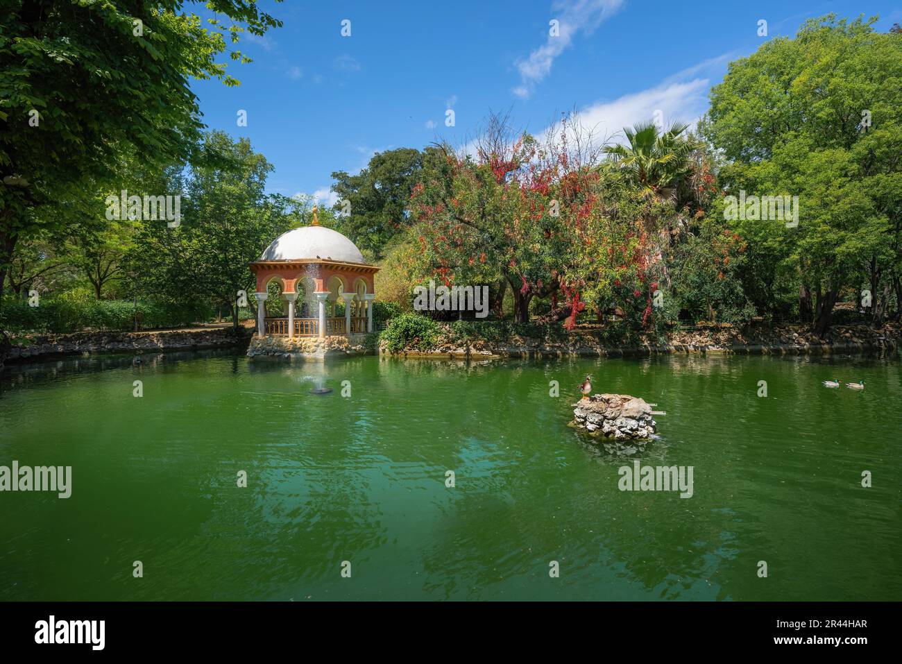 Alfonso XII Pavilion à l'île des oiseaux (Isleta de los Pajaros) au Parc Maria Luisa - Séville, Andalousie, Espagne Banque D'Images