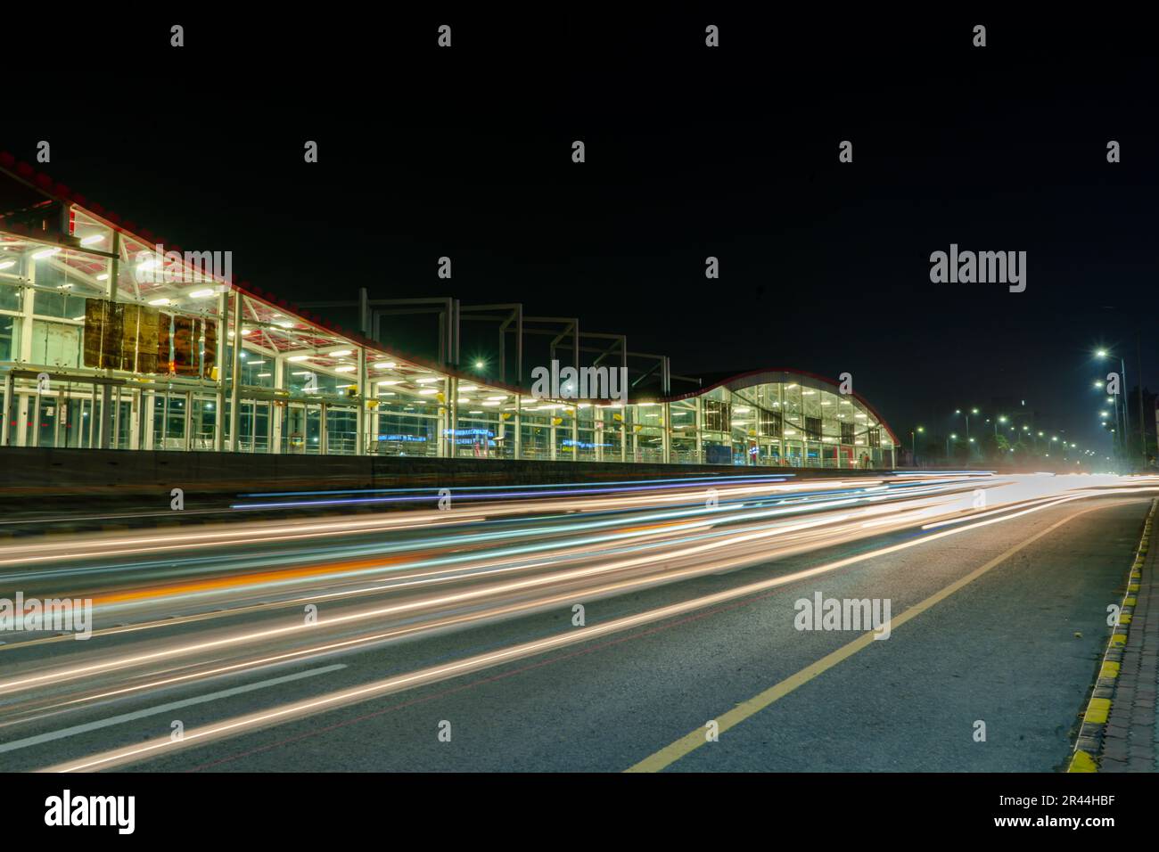 belle vue de nuit des stations de bus de métro islamabad longue exposition des lumières de sentier. Banque D'Images