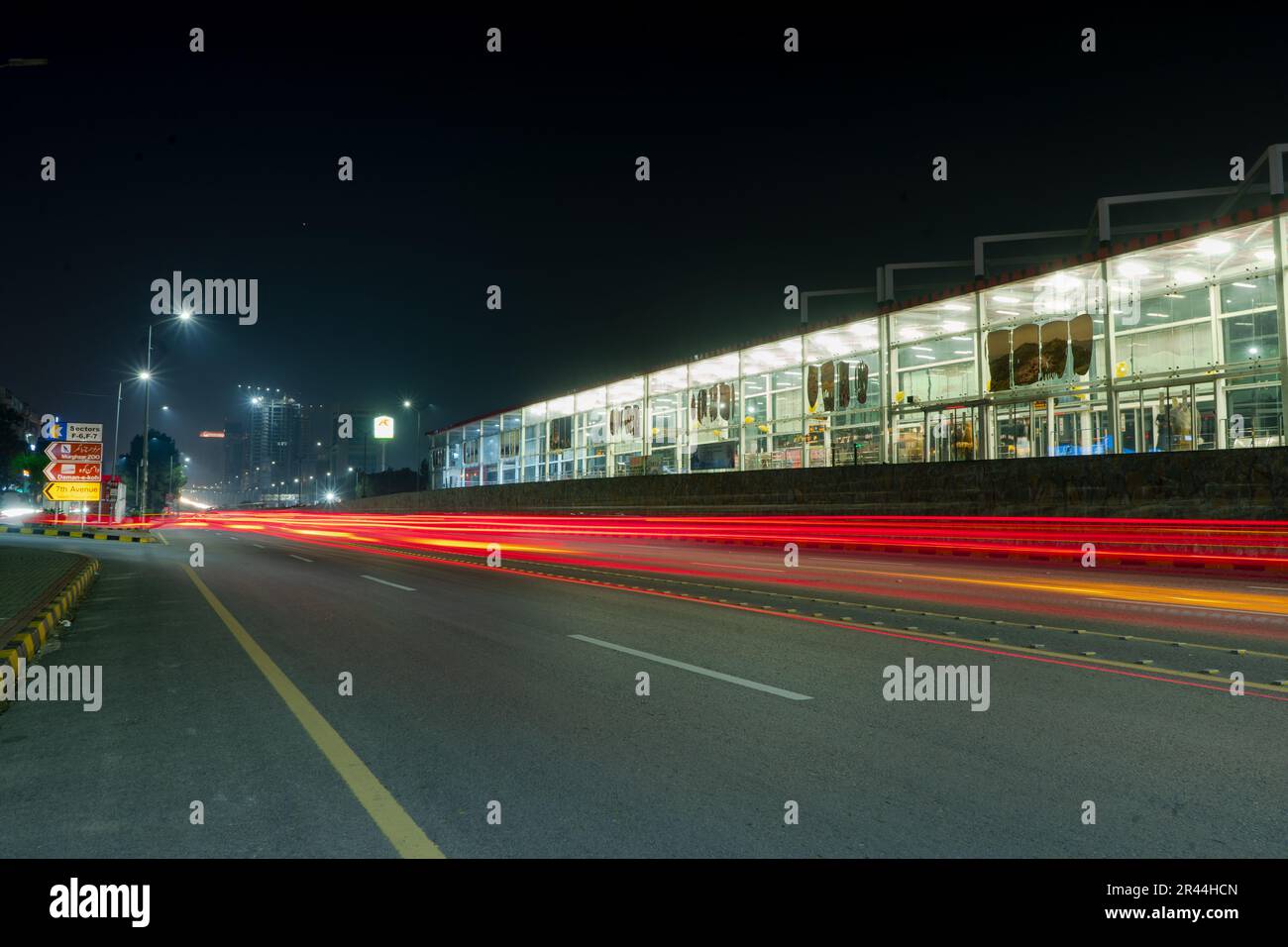 belle vue de nuit des stations de bus de métro islamabad longue exposition des lumières de sentier. Banque D'Images