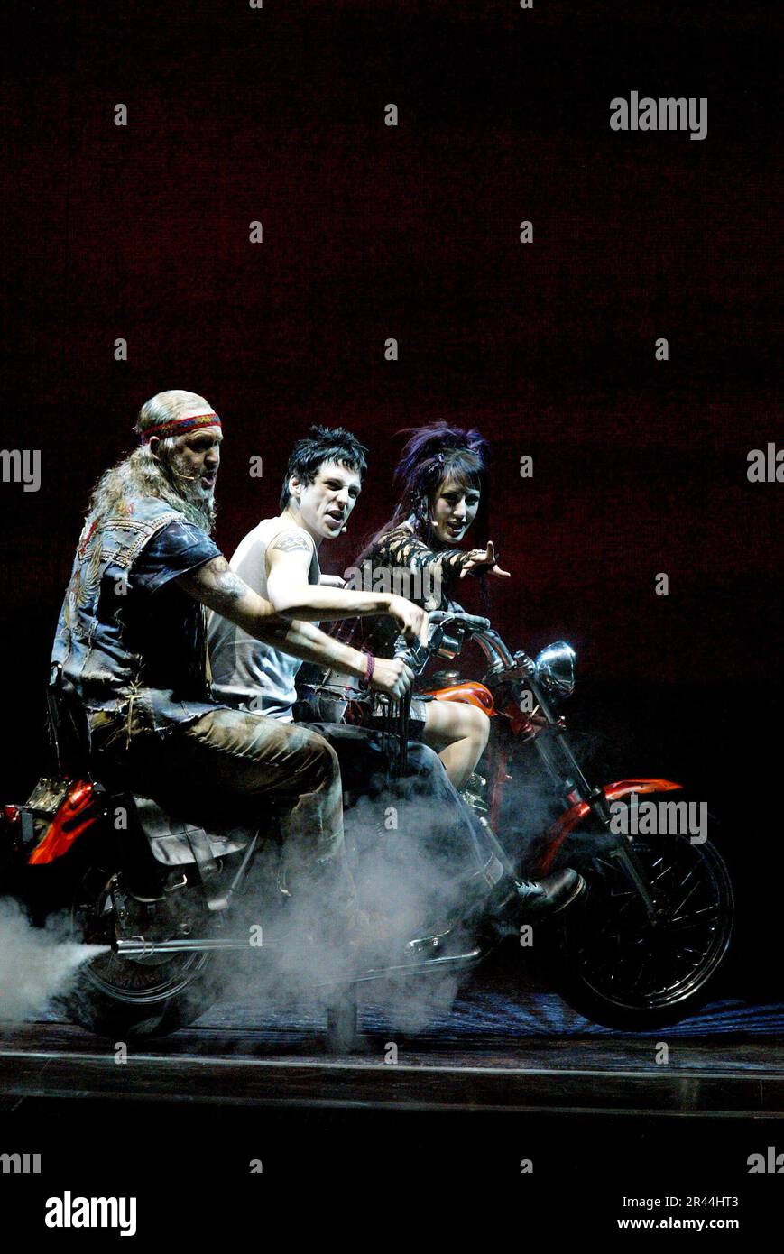 l-r: Nigel Planer (Pop), Tony Vincent (Galileo), Hannah Jane Fox (Scaramouche) dans WE WILL ROCK YOU au Dominion Theatre, Londres W1 14/05/2002 musique et paroles de Queen Story & script par Ben Elton Set design: Mark Fisher costumes: Tim Goodchild Lighting: Willie Williams mise en scène musicale: Arlene Phillips dirigée par Christopher Renshaw Banque D'Images