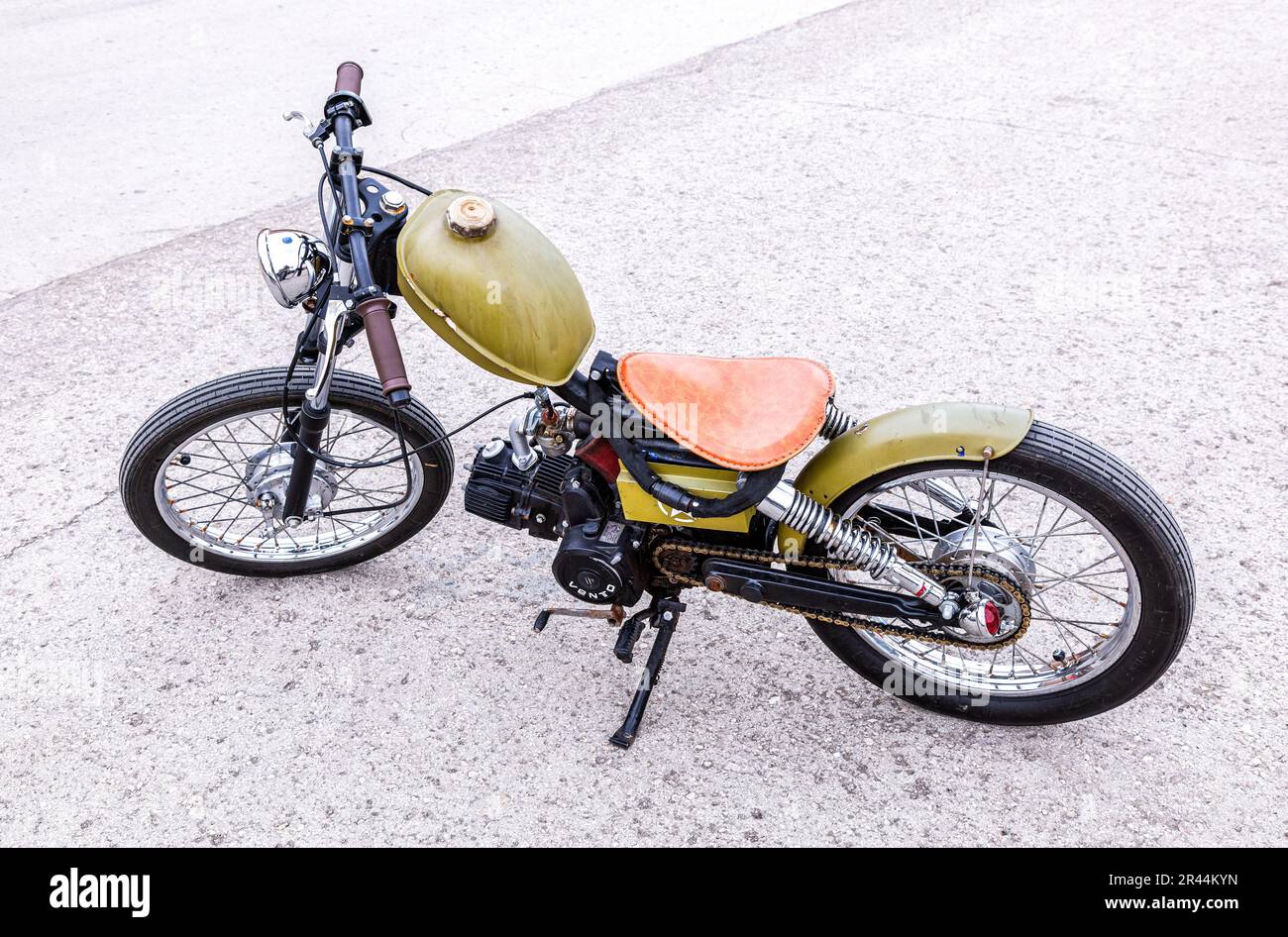 Samara, Russie - 14 mai 2023 : moto maison personnalisée lors d'un salon de voiture local. Un seul cylindre fait maison mobylette dans la rue de la ville Banque D'Images