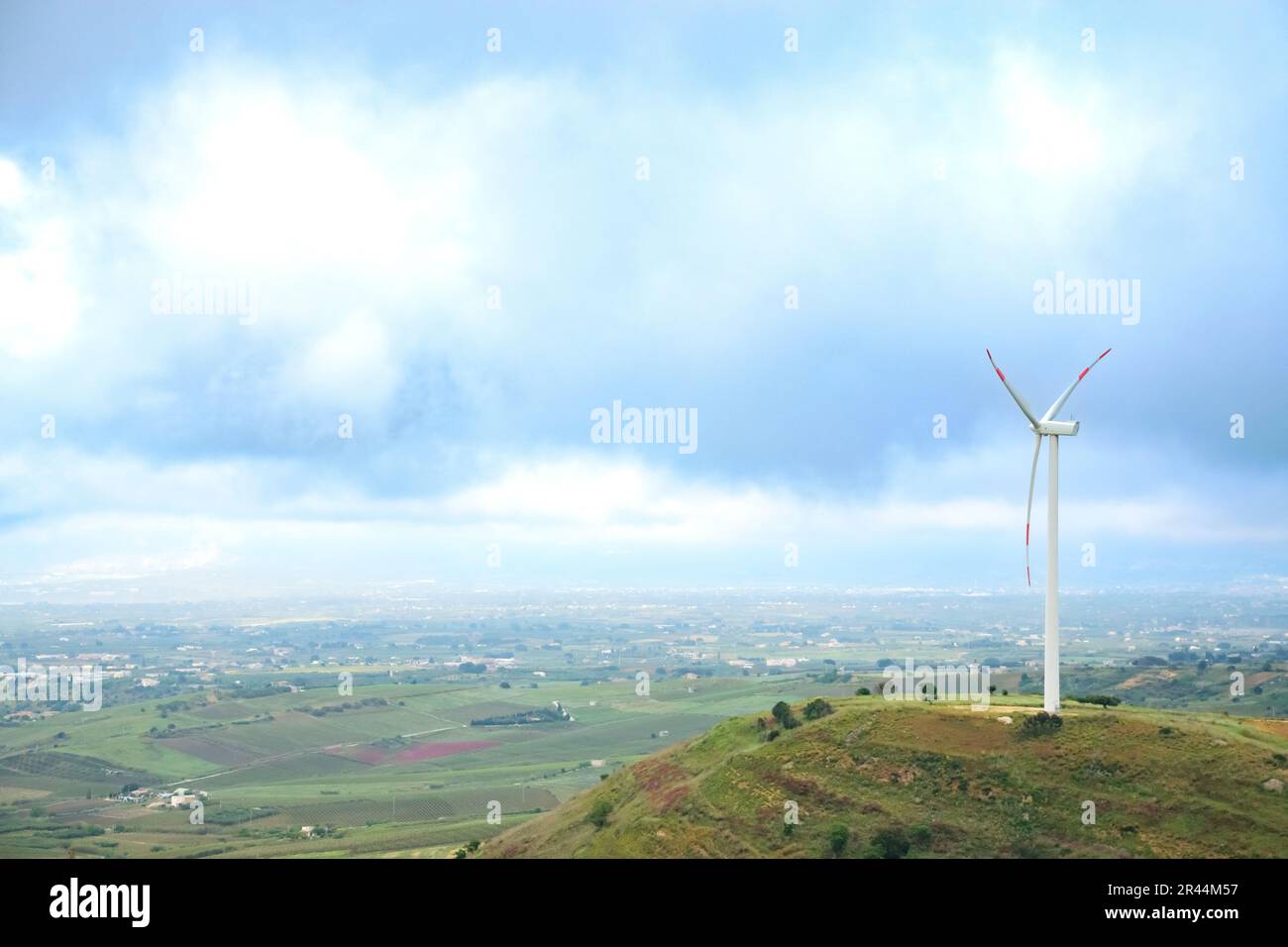 Éoliennes éoliennes sur une colline en Sicile avec un fond ciel clair et bleu clair. Banque D'Images