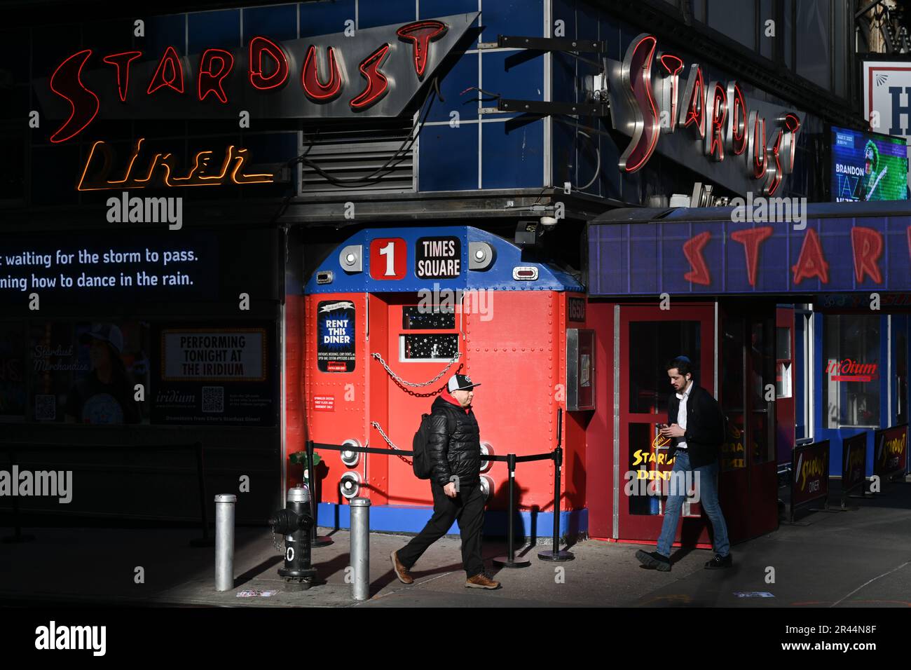 Les gens marchent après le Stardust Diner situé sur 7th Avenue près de Times Square dans la ville de New York. Banque D'Images