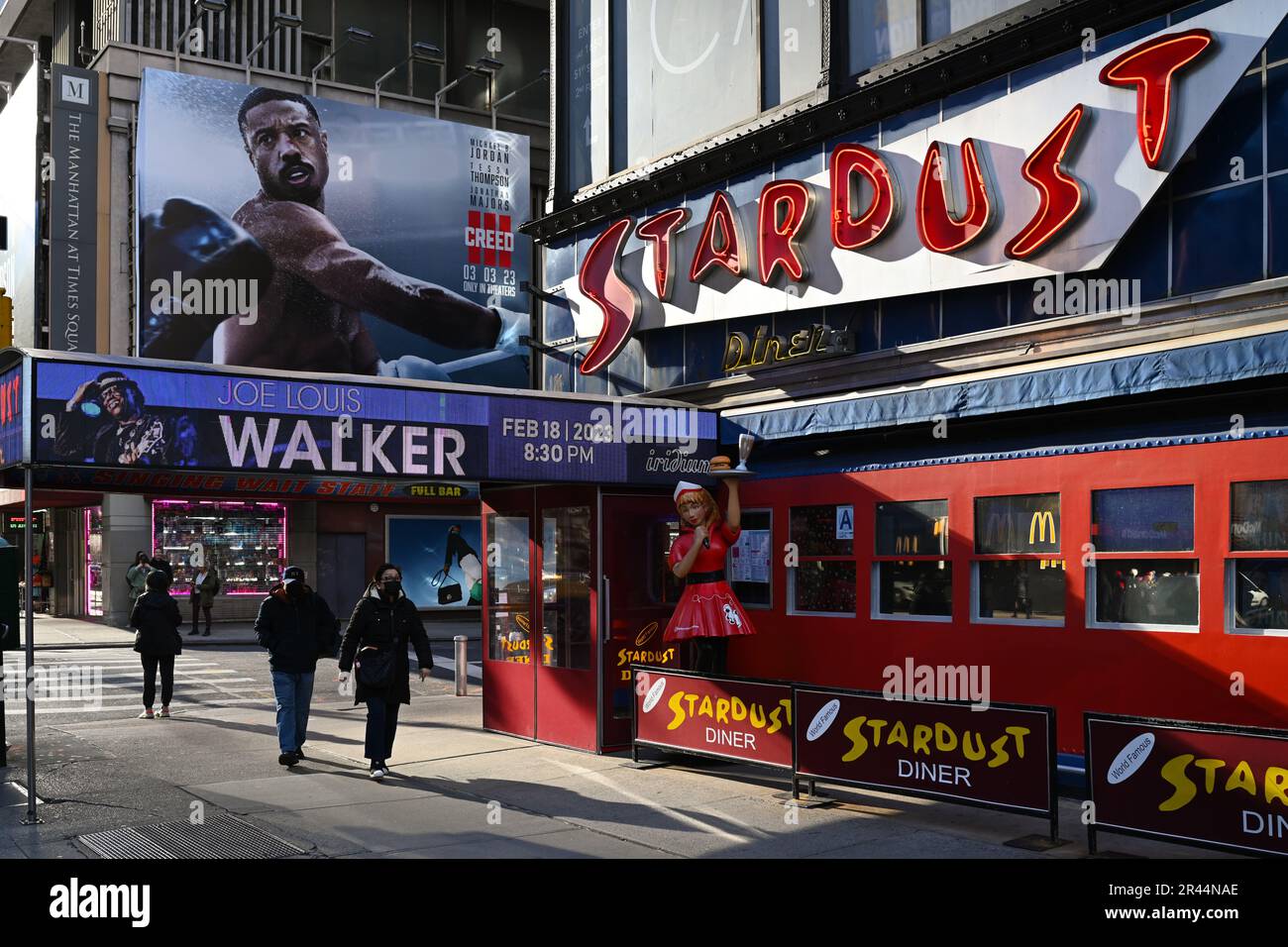 Les gens marchent après le Stardust Diner situé sur 7th Avenue près de Times Square dans la ville de New York. Banque D'Images