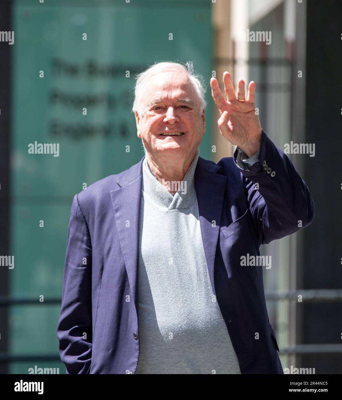 Londres, Angleterre, Royaume-Uni. 26th mai 2023. JOHN CLEESE est vu quitter High court après avoir assisté au procès de piratage téléphonique contre Mirror Group Newspapers (MGN). Un certain nombre de chiffres de grande envergure ont porté plainte contre MGN au sujet de la collecte présumée d'informations illégales dans ses titres. (Credit image: © Tayfun Salci/ZUMA Press Wire) USAGE ÉDITORIAL SEULEMENT! Non destiné À un usage commercial ! Banque D'Images