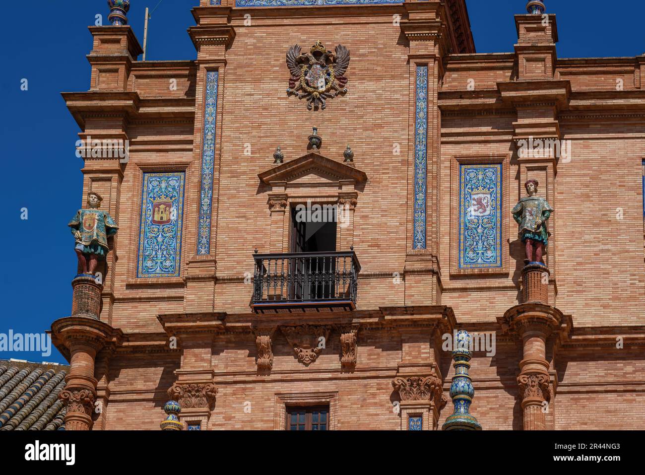Statues de balcon et d'hémiaut au bâtiment central de la Plaza de Espana - Séville, Andalousie, Espagne Banque D'Images