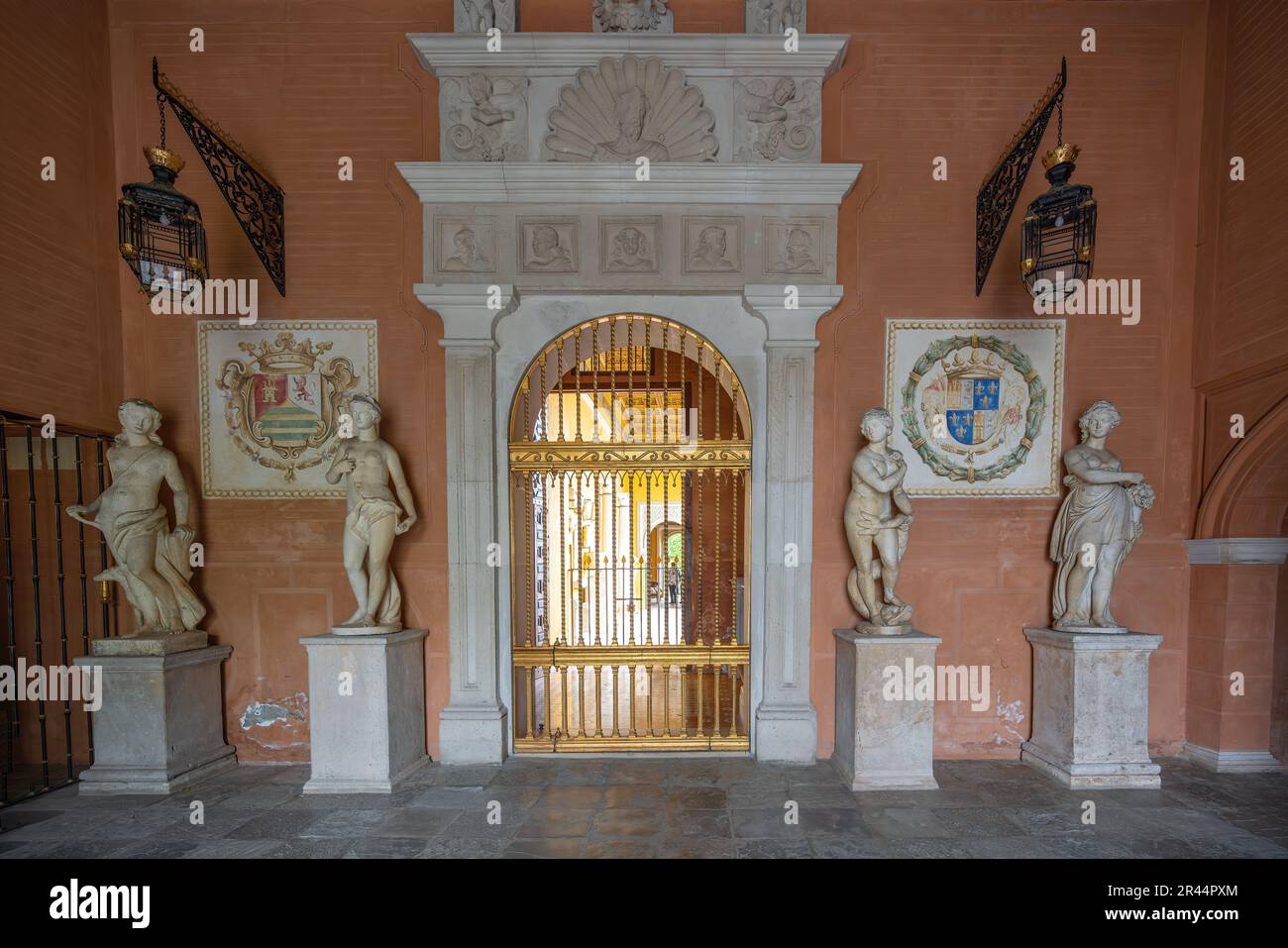 Porte d'or avec statues à la Casa de Pilatos (Maison Pilates) intérieur du palais - Séville, Andalousie, Espagne Banque D'Images