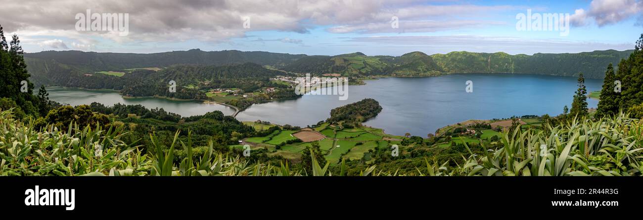 Vue de Sete Cidades près de Miradouro da Grota do Inferno point de vue, île de Sao Miguel, Açores, Portugal, Europe Banque D'Images