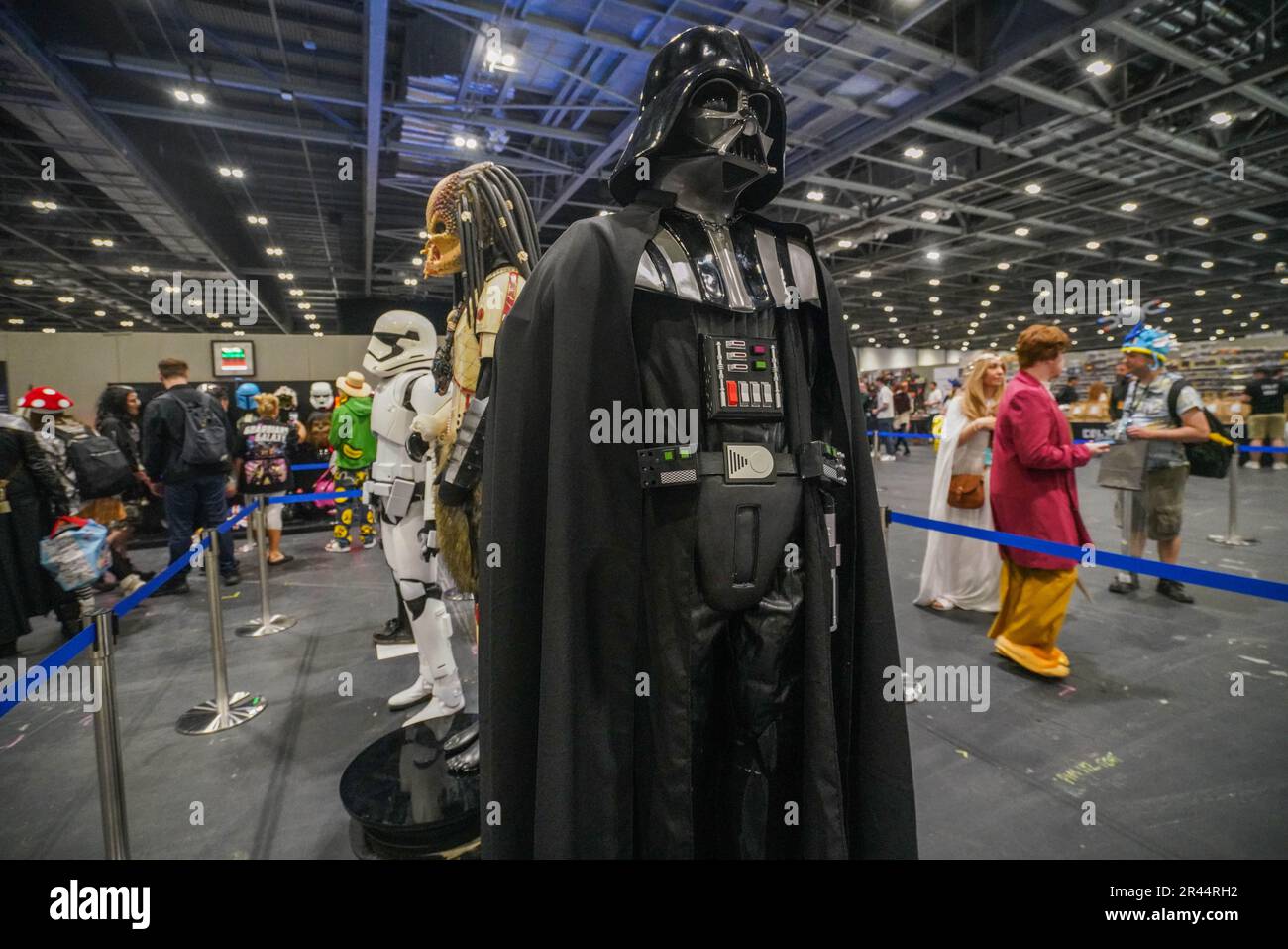 Londres, Royaume-Uni. 26 mai 2023 Un modèle Darth Vader de la série de films Star Wars est exposé. La convention MCM Comic con se concentre sur les jeux vidéo, la science-fiction, le cosplay et les médias populaires et se tient sur trois jours à partir du 26-28 mai au centre Excel à Londres Docklands Credit: amer ghazzal/Alay Live News Banque D'Images