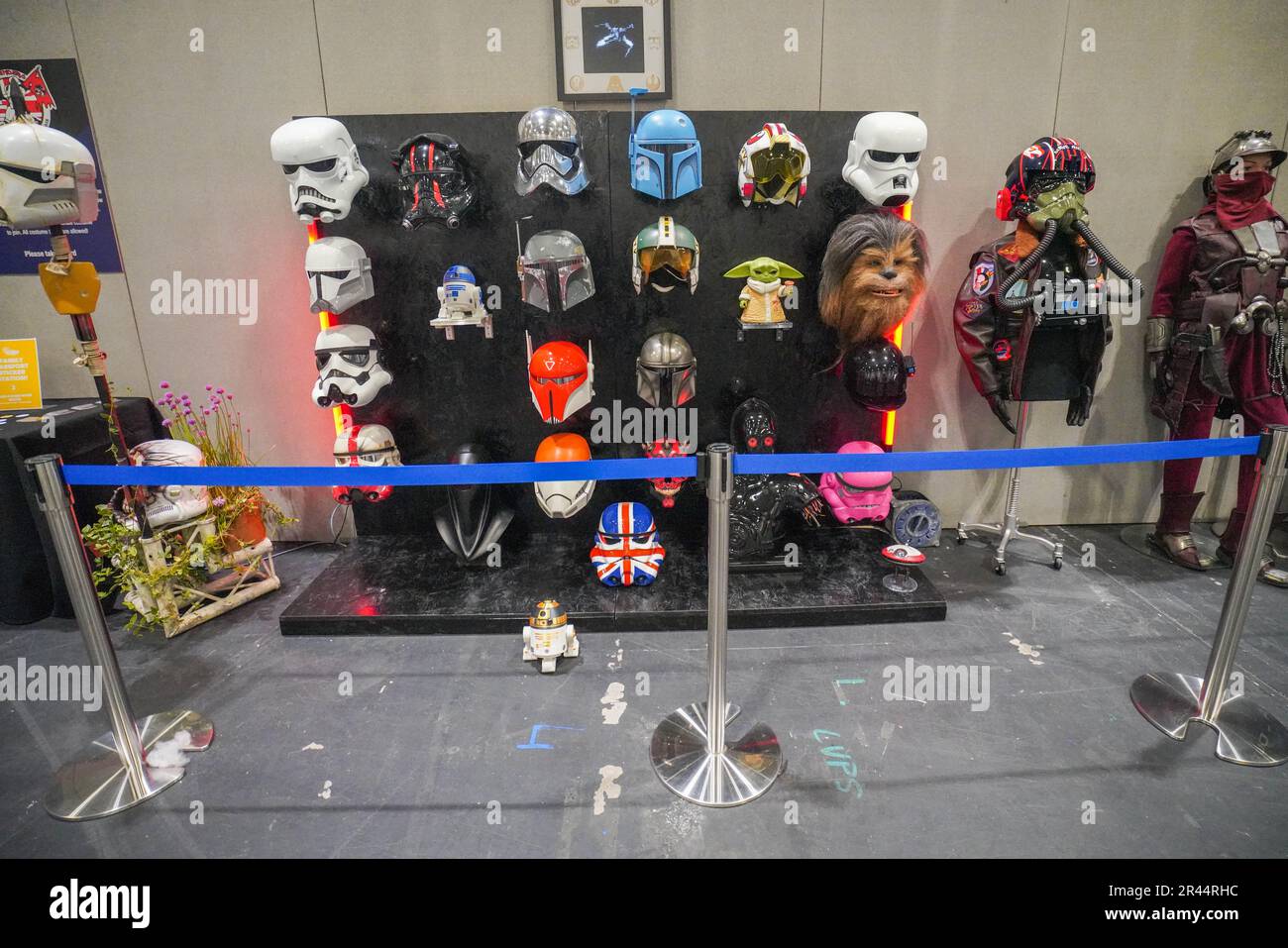 Londres, Royaume-Uni. 26 mai 2023 casques utilisés dans la série de films Star Wars exposés. La convention MCM Comic con met l'accent sur les jeux vidéo, la science-fiction, le cosplay et les médias populaires et se tient sur trois jours à partir du 26-28 mai au centre Excel de Londres Docklands Credit: amer ghazzal/Alay Live News Banque D'Images